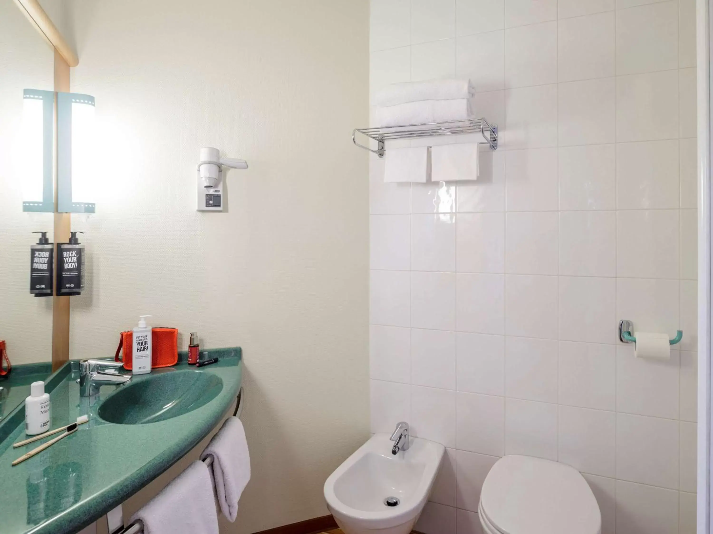 Bathroom in Hotel Ibis Milano Malpensa