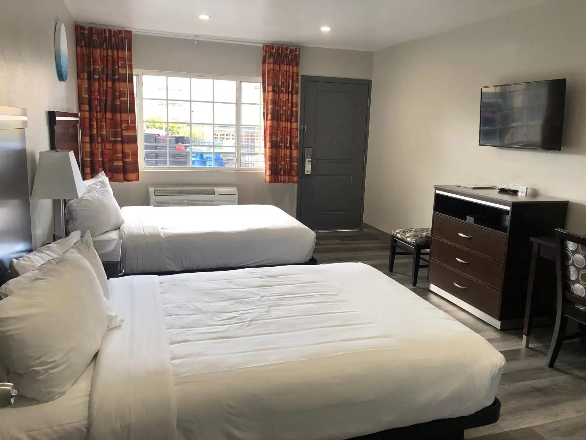 Bed in University Inn at San Luis Obispo