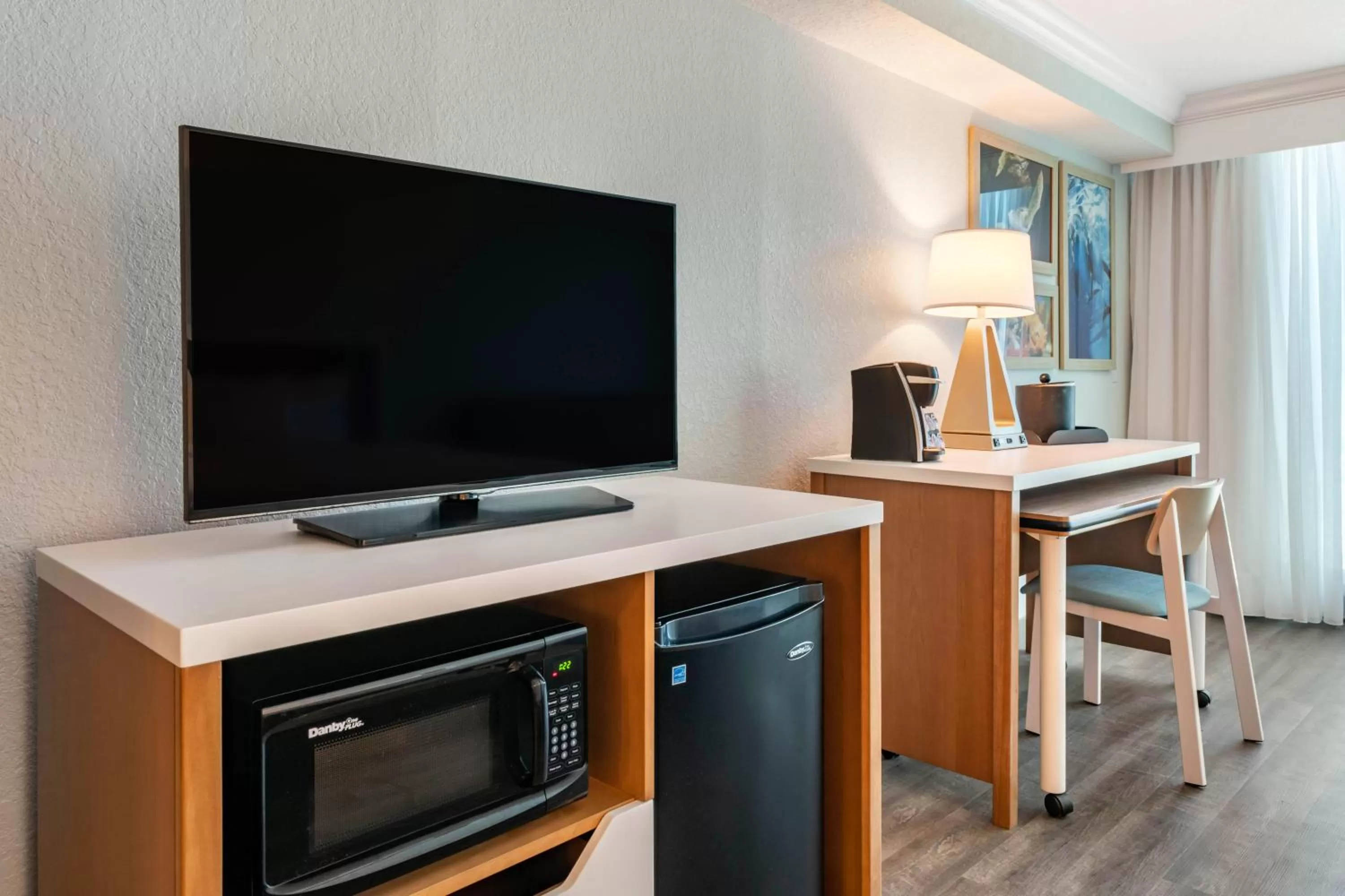TV and multimedia in Dolphin Sands Clearwater Beach, an Ascend Collection Hotel