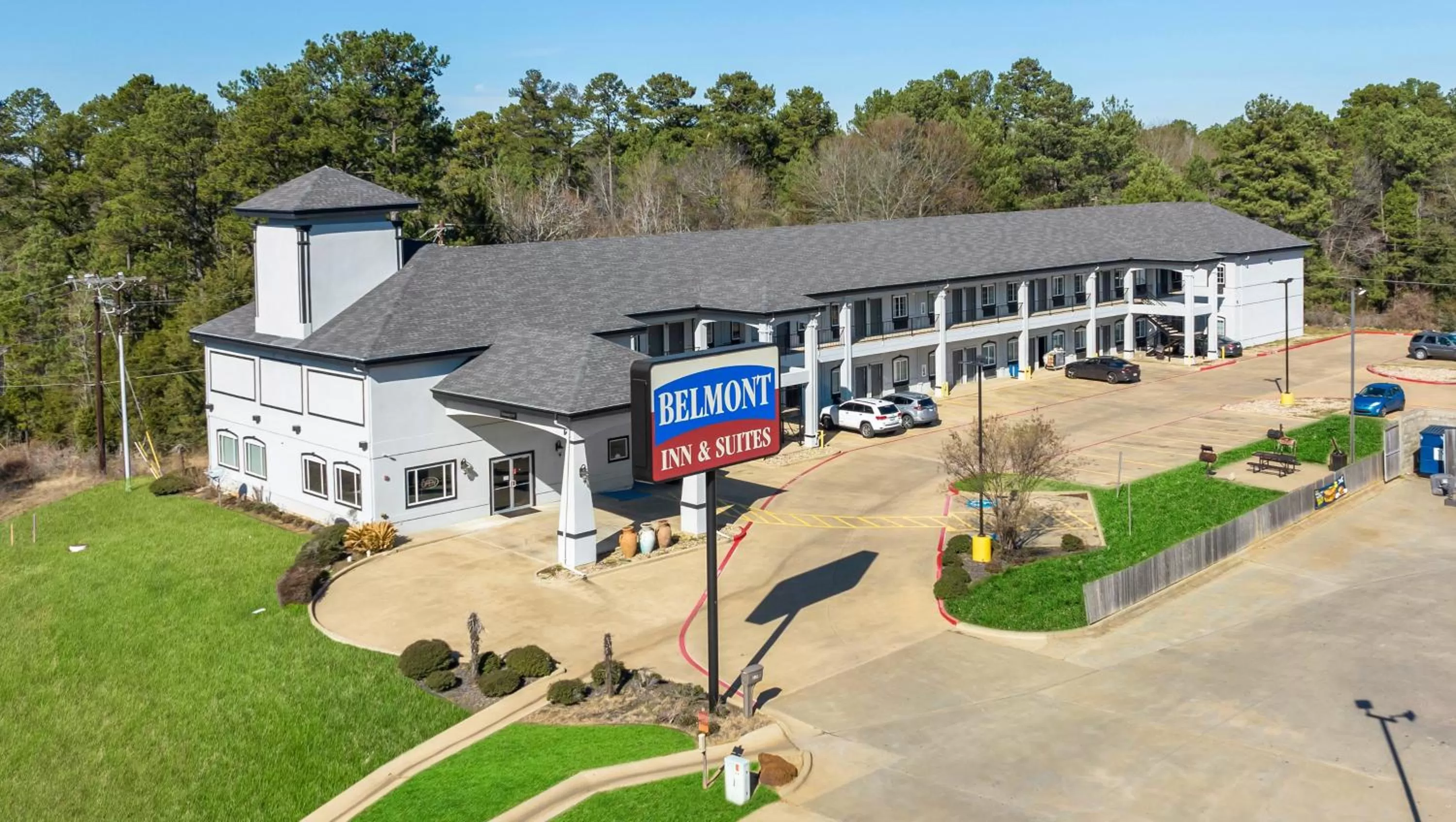Property building in Belmont Inn and Suites Tatum