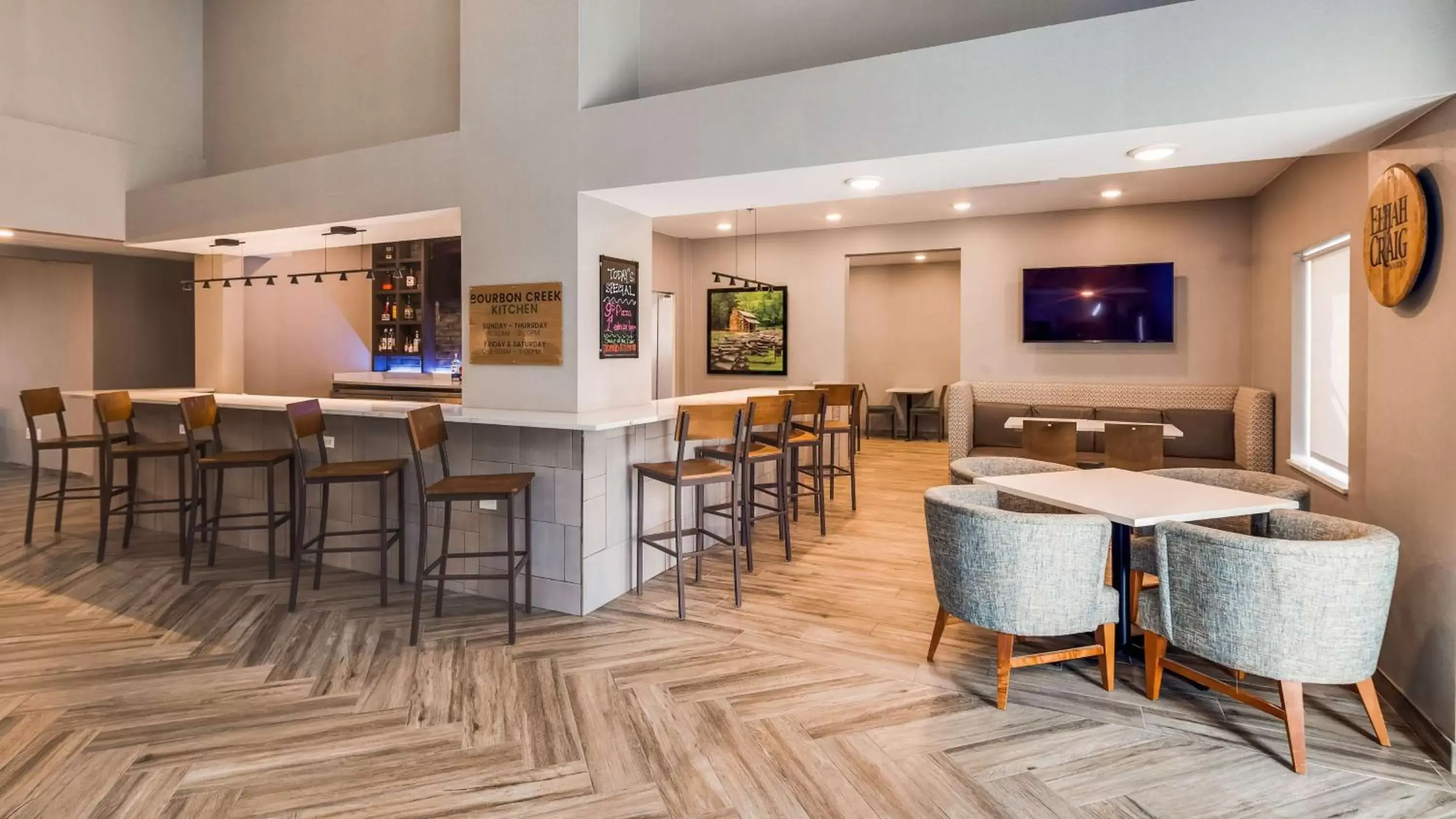 Breakfast, Lounge/Bar in Best Western Plus Bourbonnais Hotel & Suites