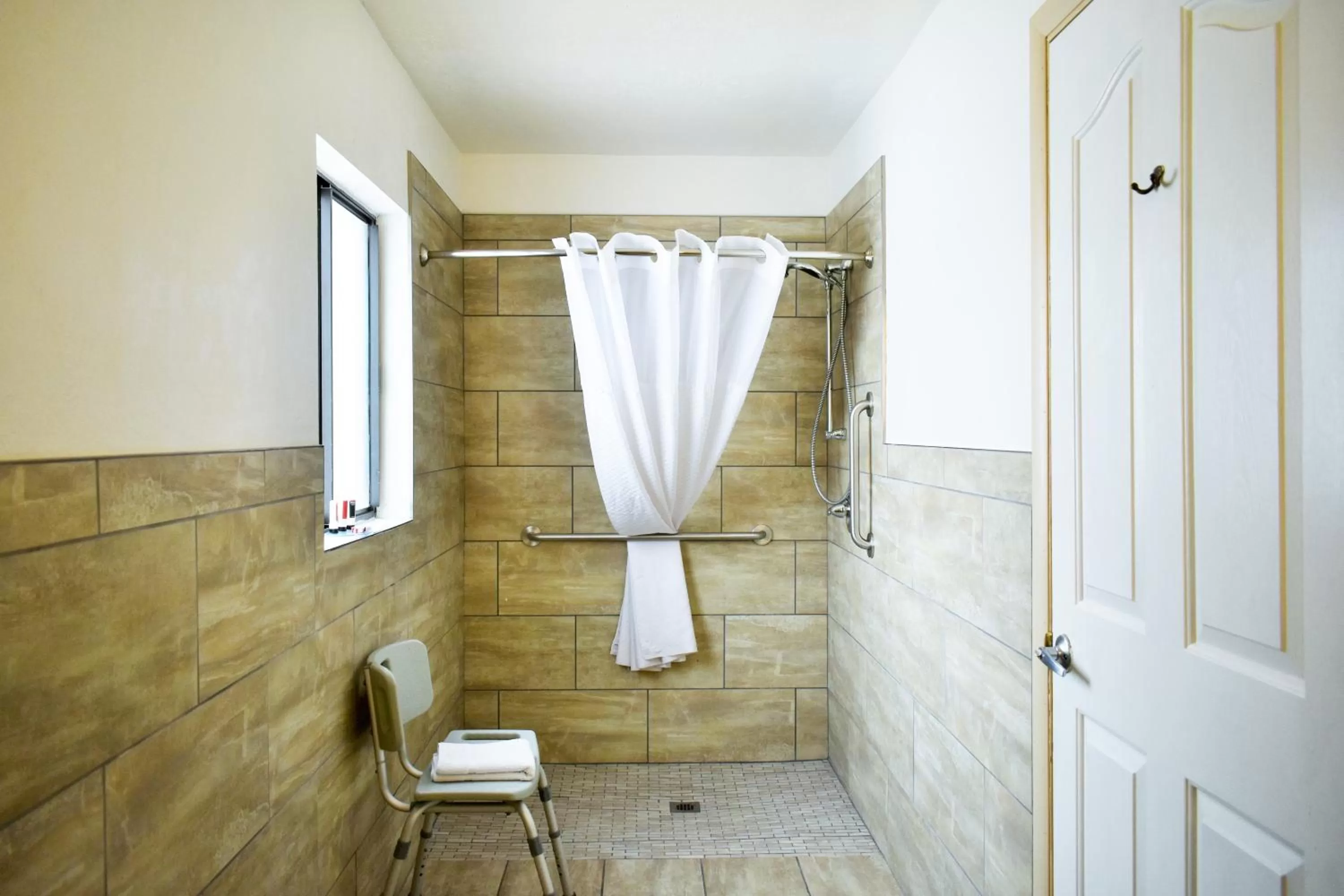 Shower in Knights Inn Page