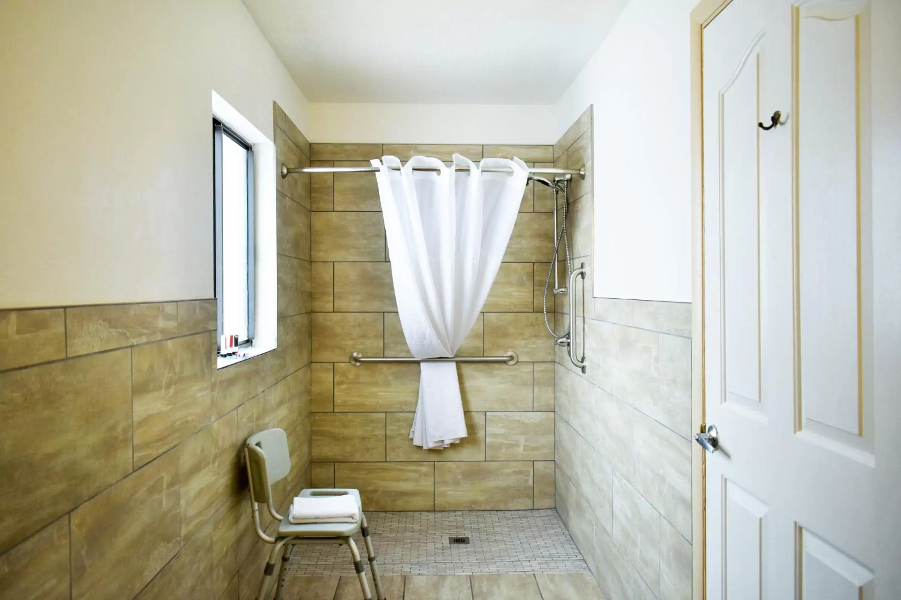 Shower, Bathroom in Knights Inn Page