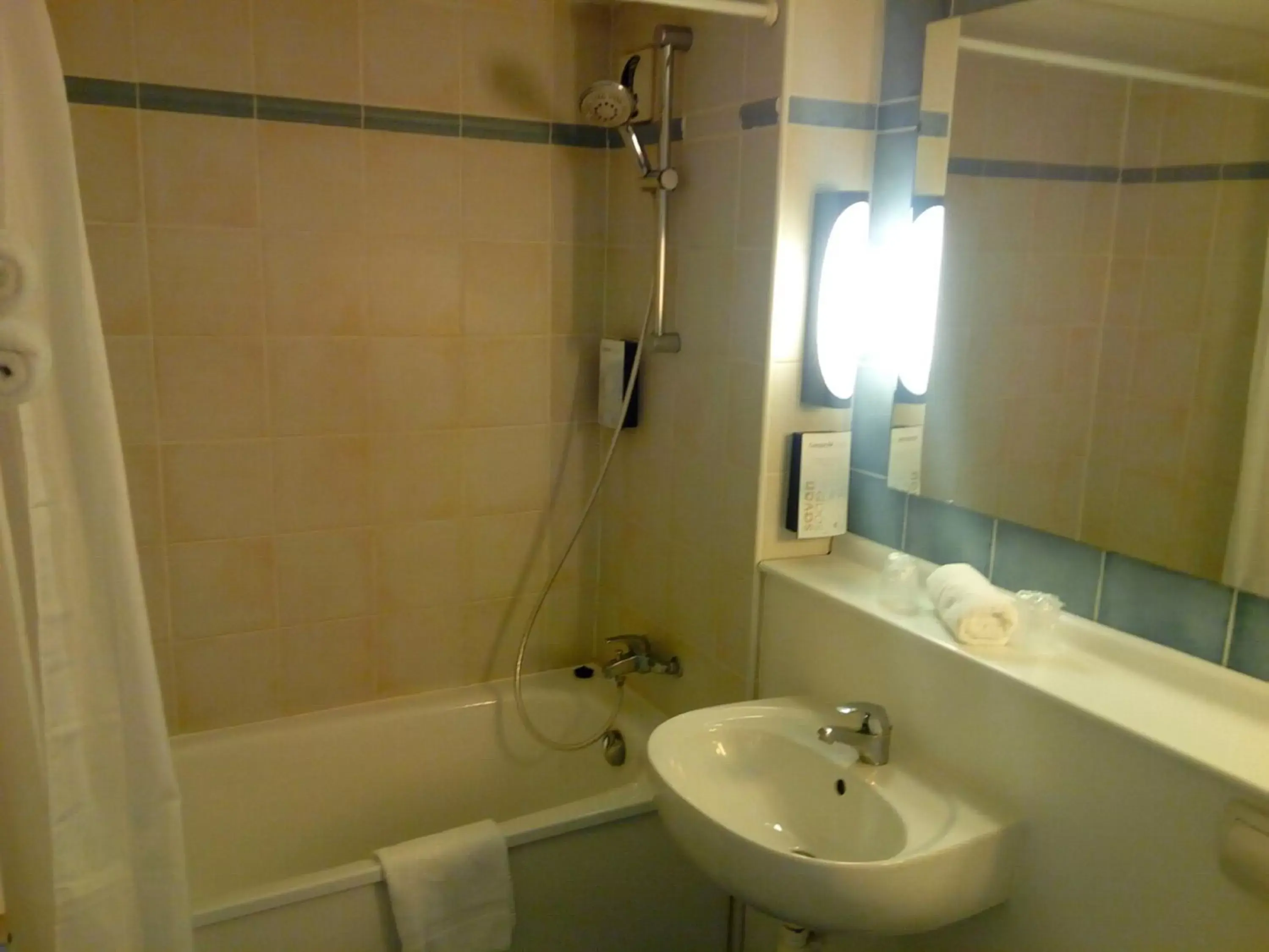 Shower, Bathroom in Campanile Marmande