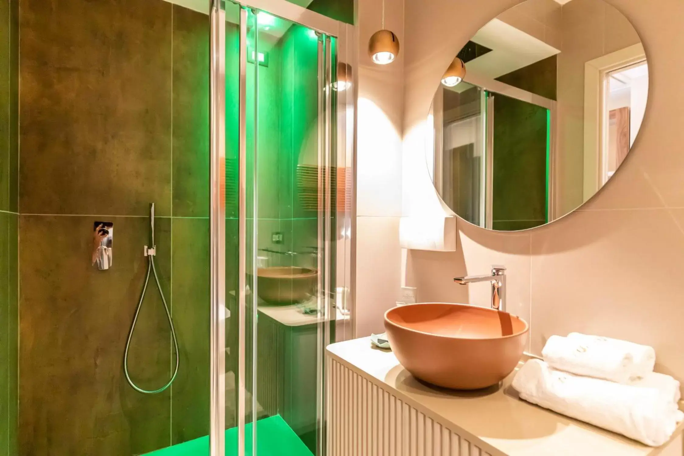 Shower, Bathroom in Solmaris Tropea Rooms & Suites