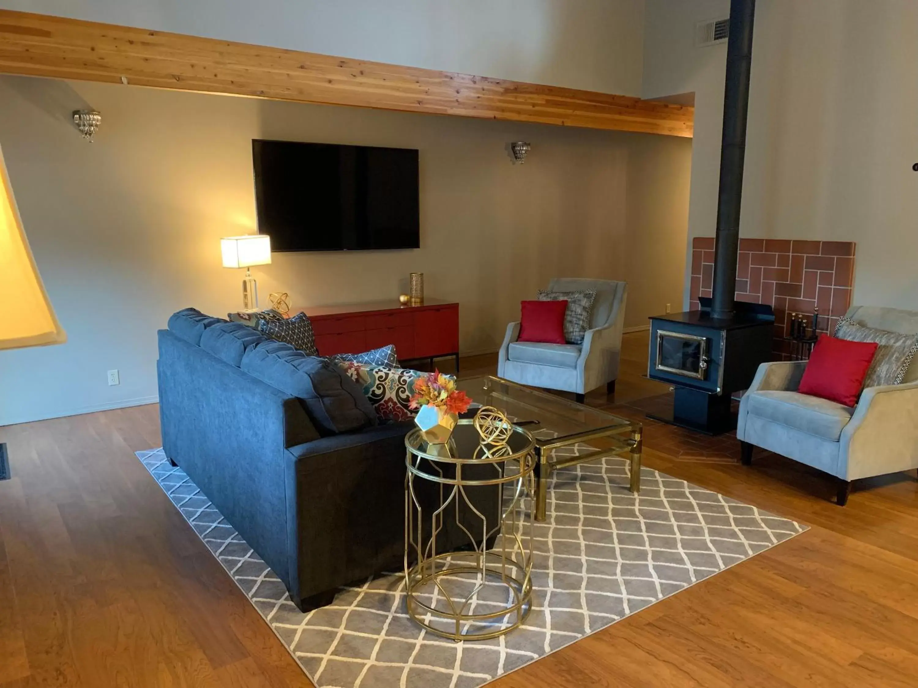 Living room, TV/Entertainment Center in Der Sportsmann Suites