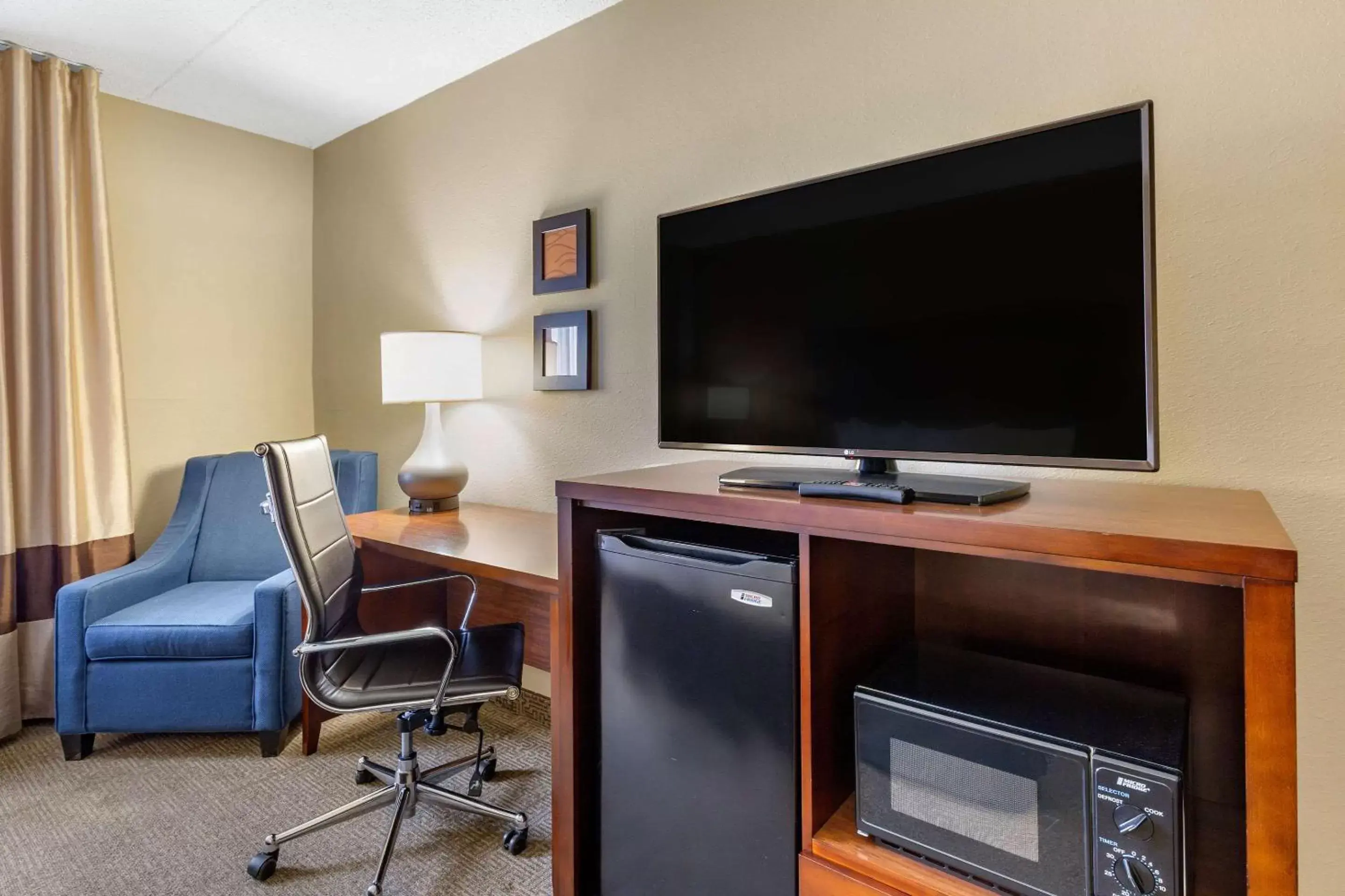 Photo of the whole room, TV/Entertainment Center in Comfort Inn Martinsburg