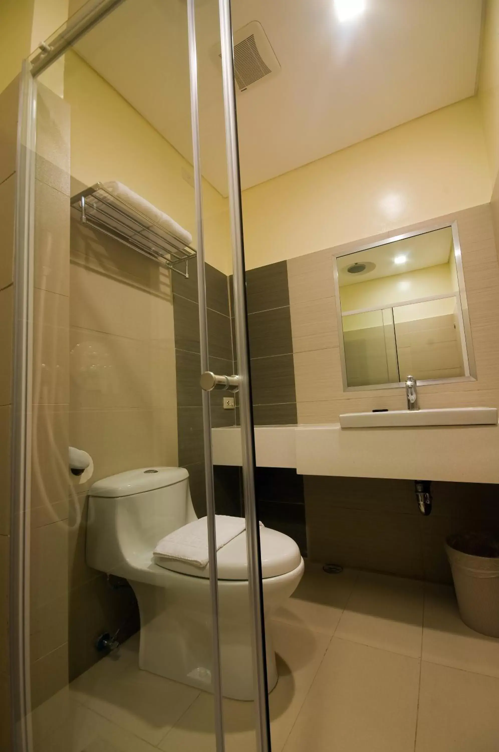 Toilet, Bathroom in Go Hotels Puerto Princesa