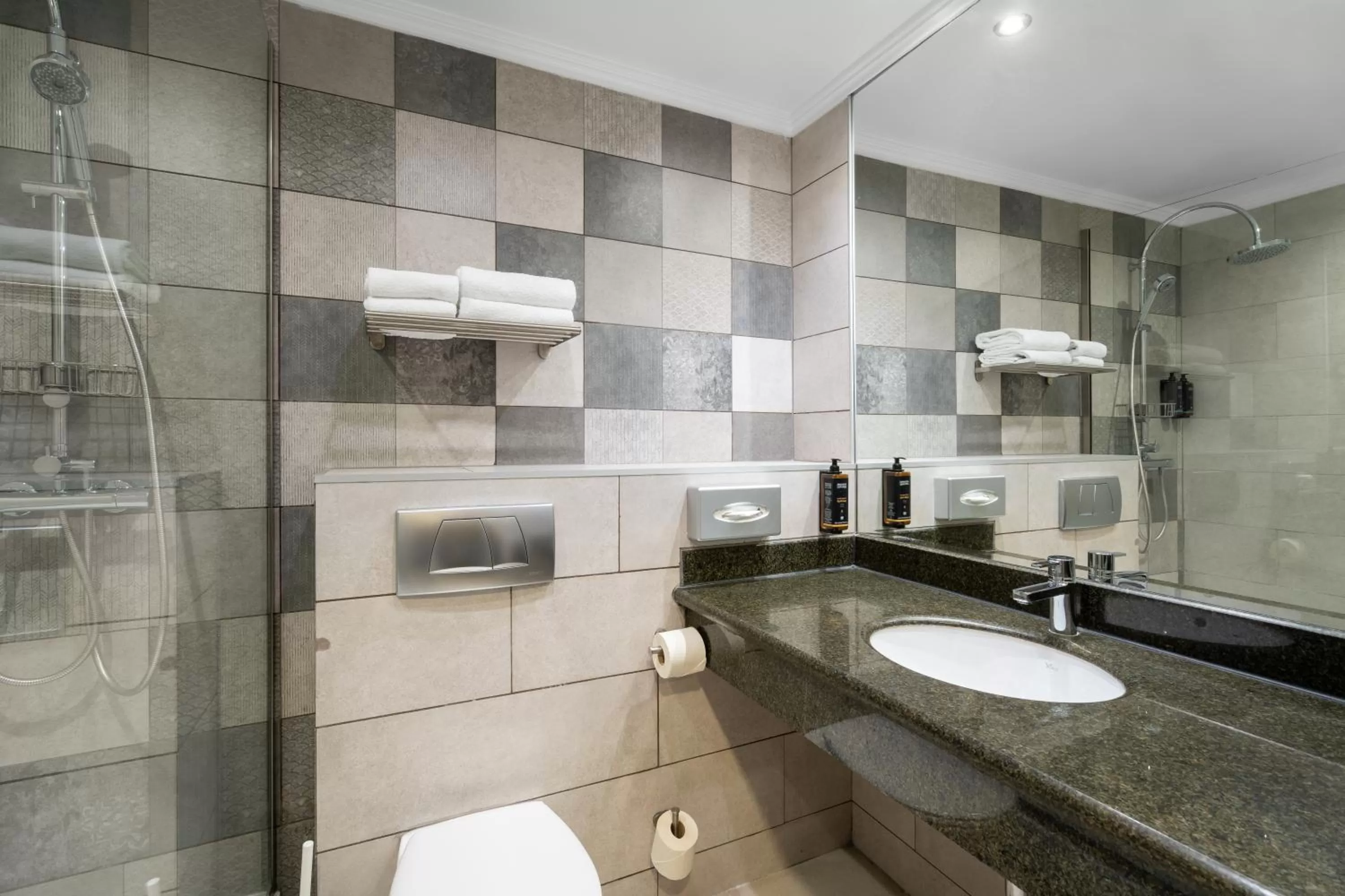 Bathroom in Mercure Bucharest Unirii