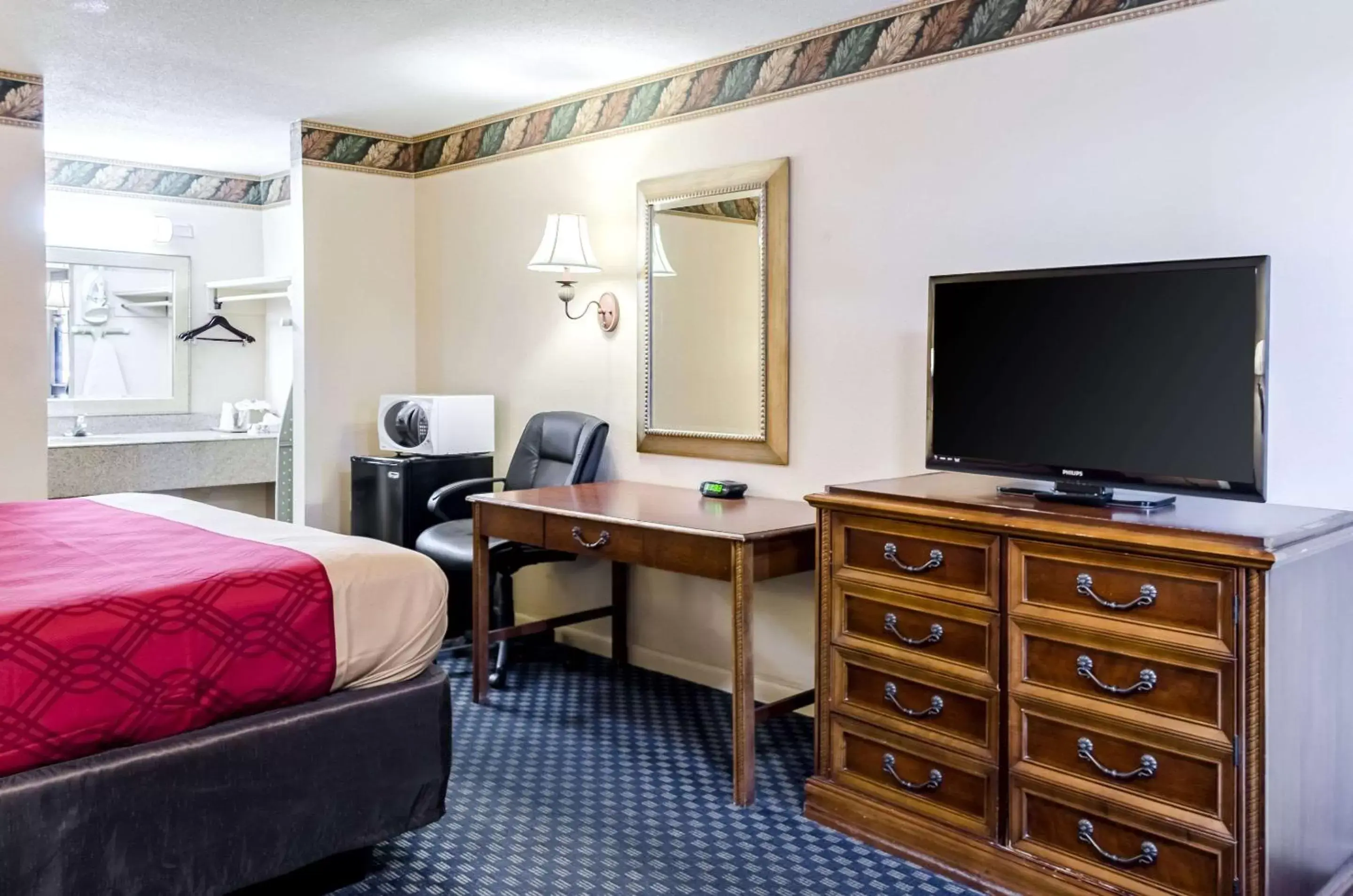 Photo of the whole room, TV/Entertainment Center in Rodeway Inn Vicksburg