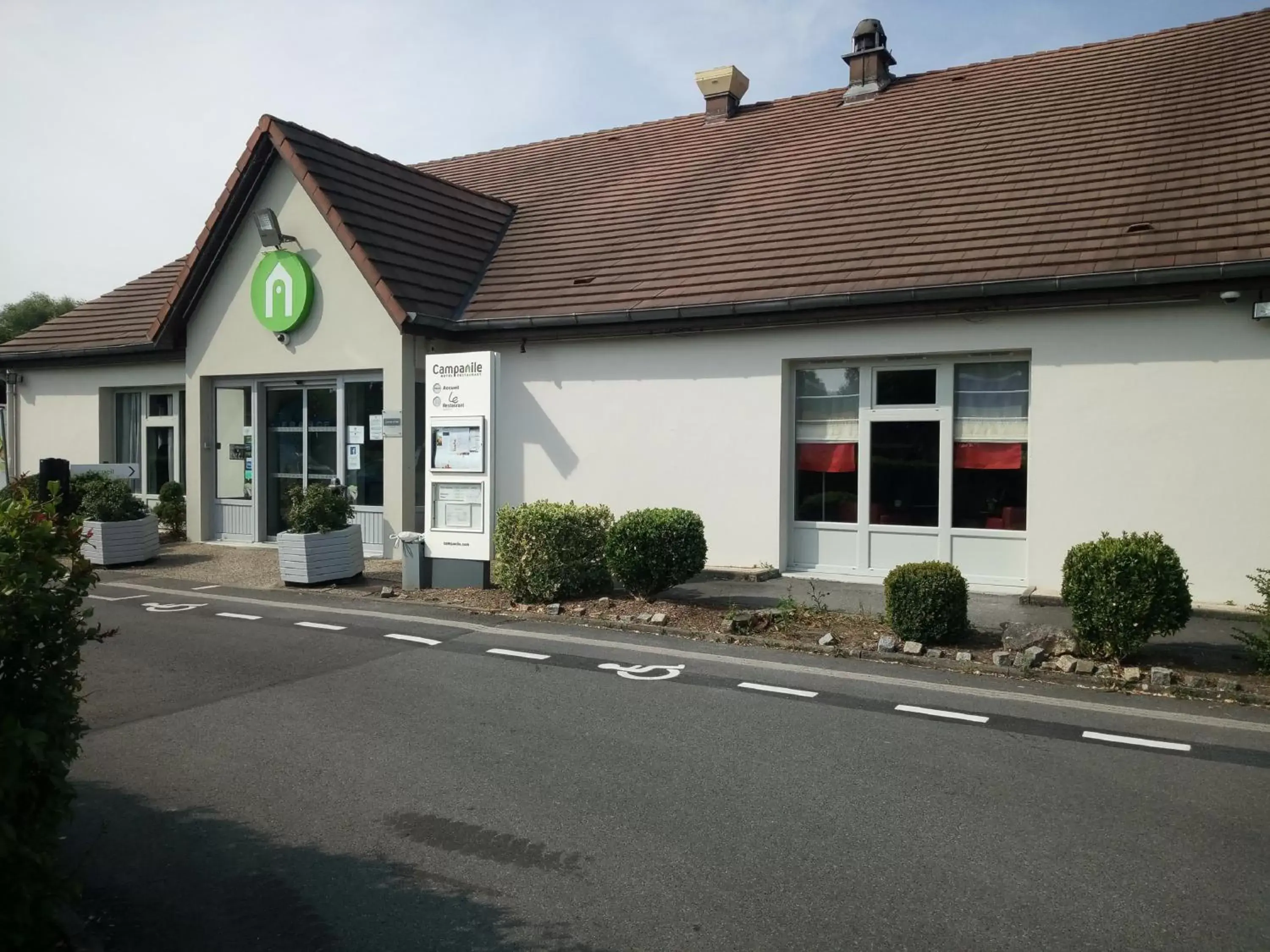 Property building in Campanile Creil - Villers-Saint-Paul Property building in Campanile Creil - Villers-Saint-Paul