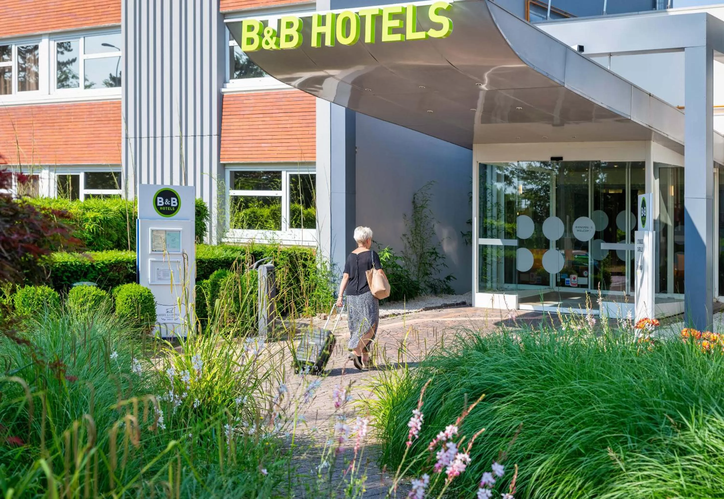 Facade/entrance in B&B HOTEL Lyon Nord 4 étoiles