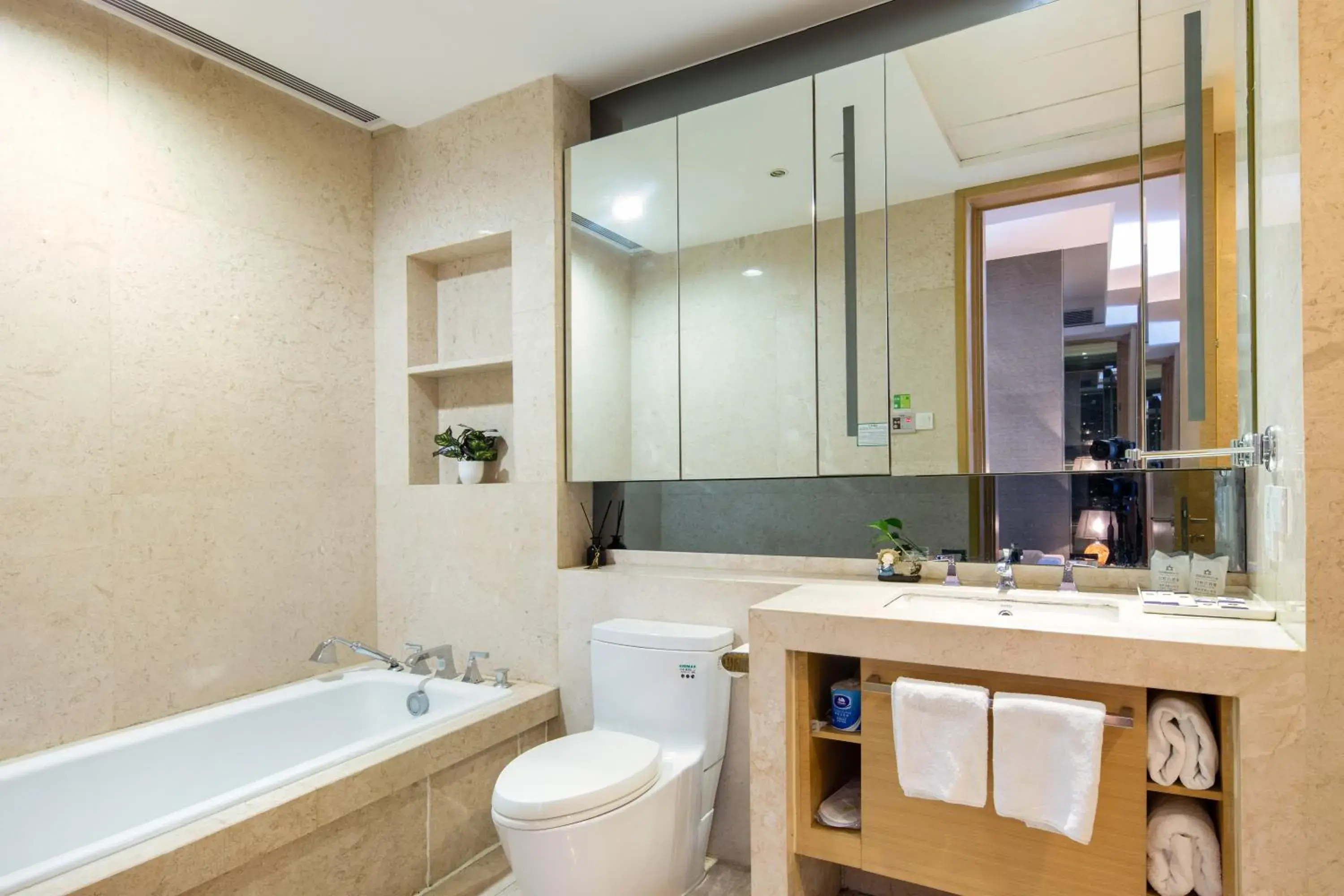 Bathroom in Guangzhou Xing Yi International Apartment - Poly World Branch