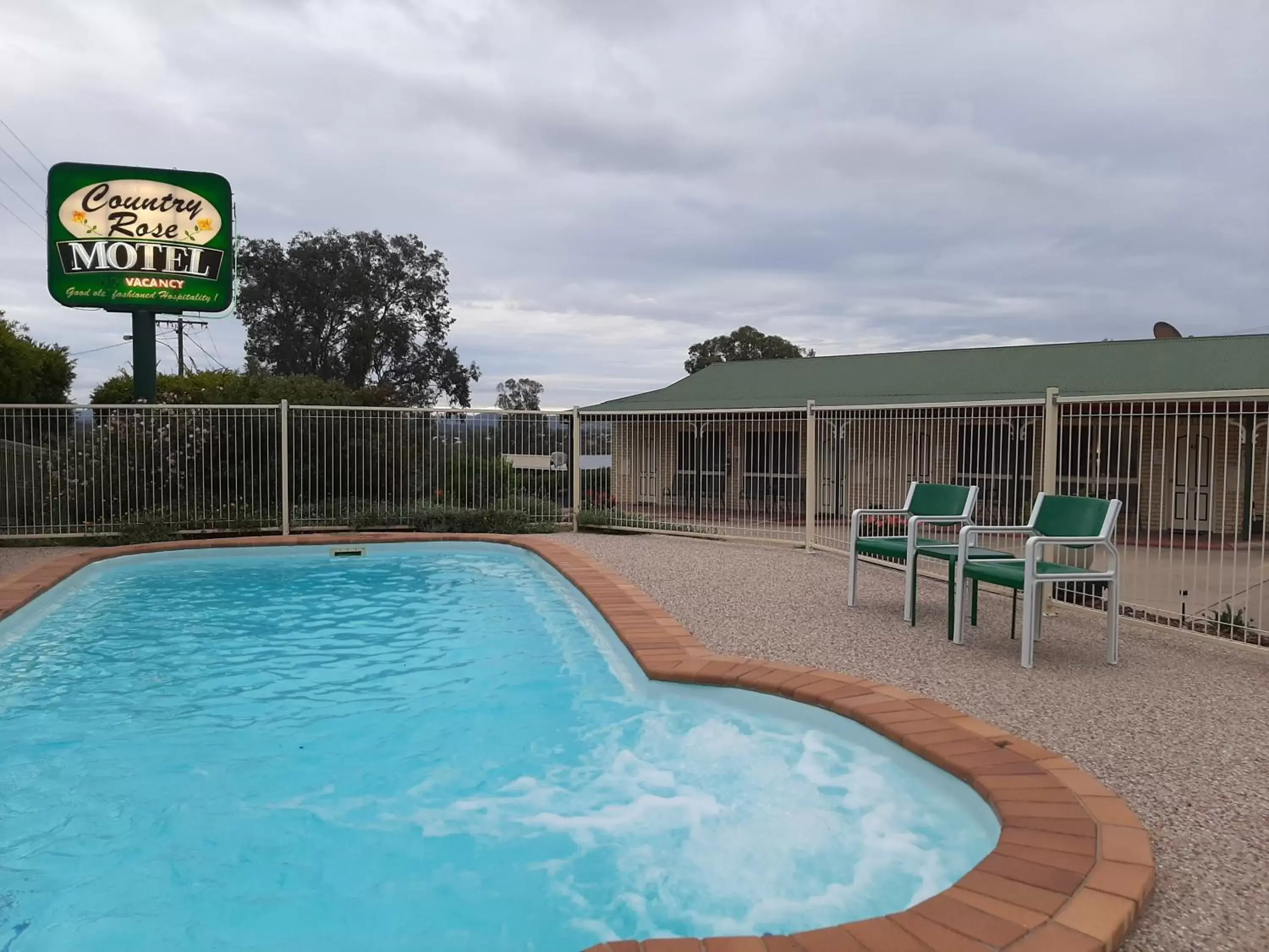 Swimming Pool in Country Rose Motel Warwick