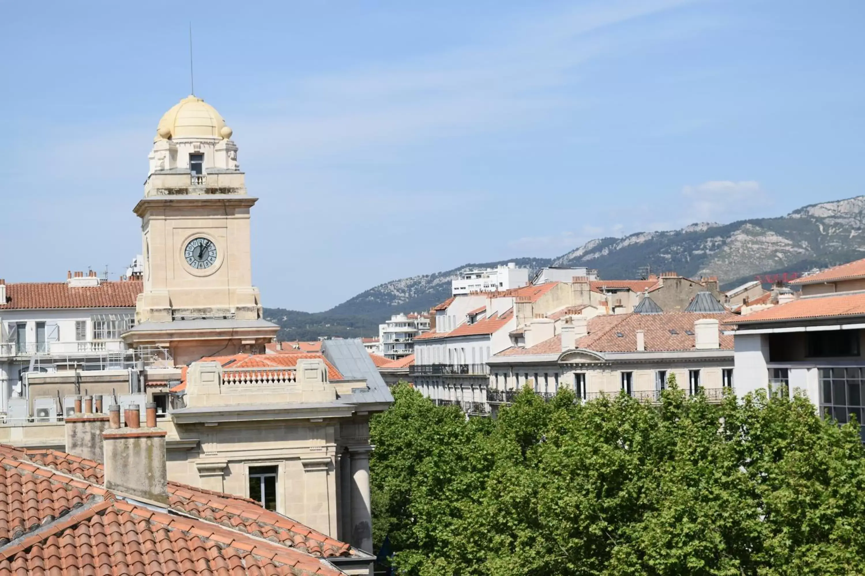 Street view in Hôtel Amirauté