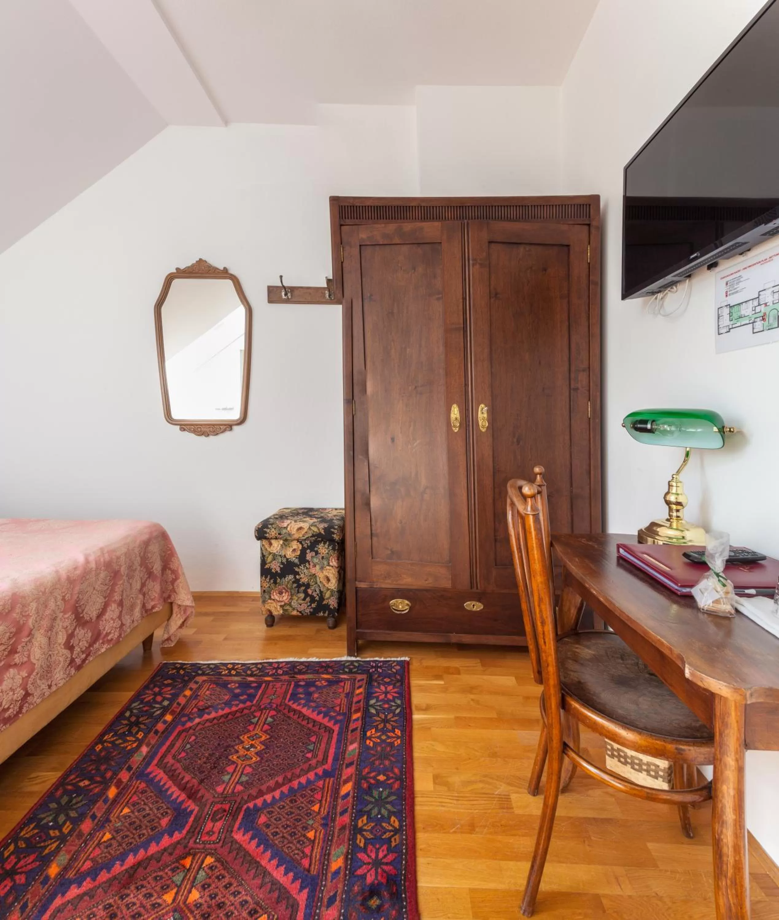 TV and multimedia, Bed in Hotel Triglav