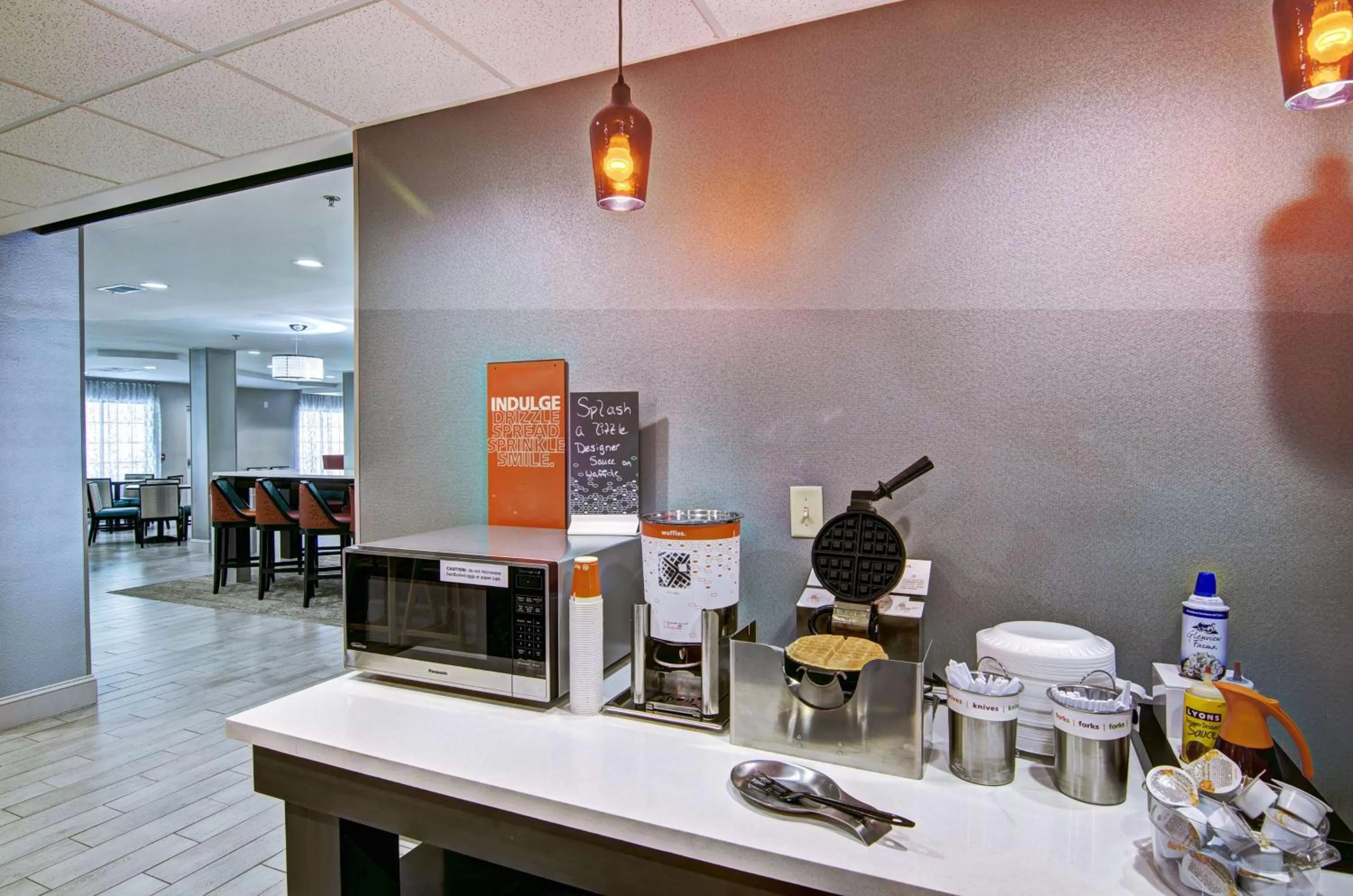 Dining area in Hampton Inn Salem