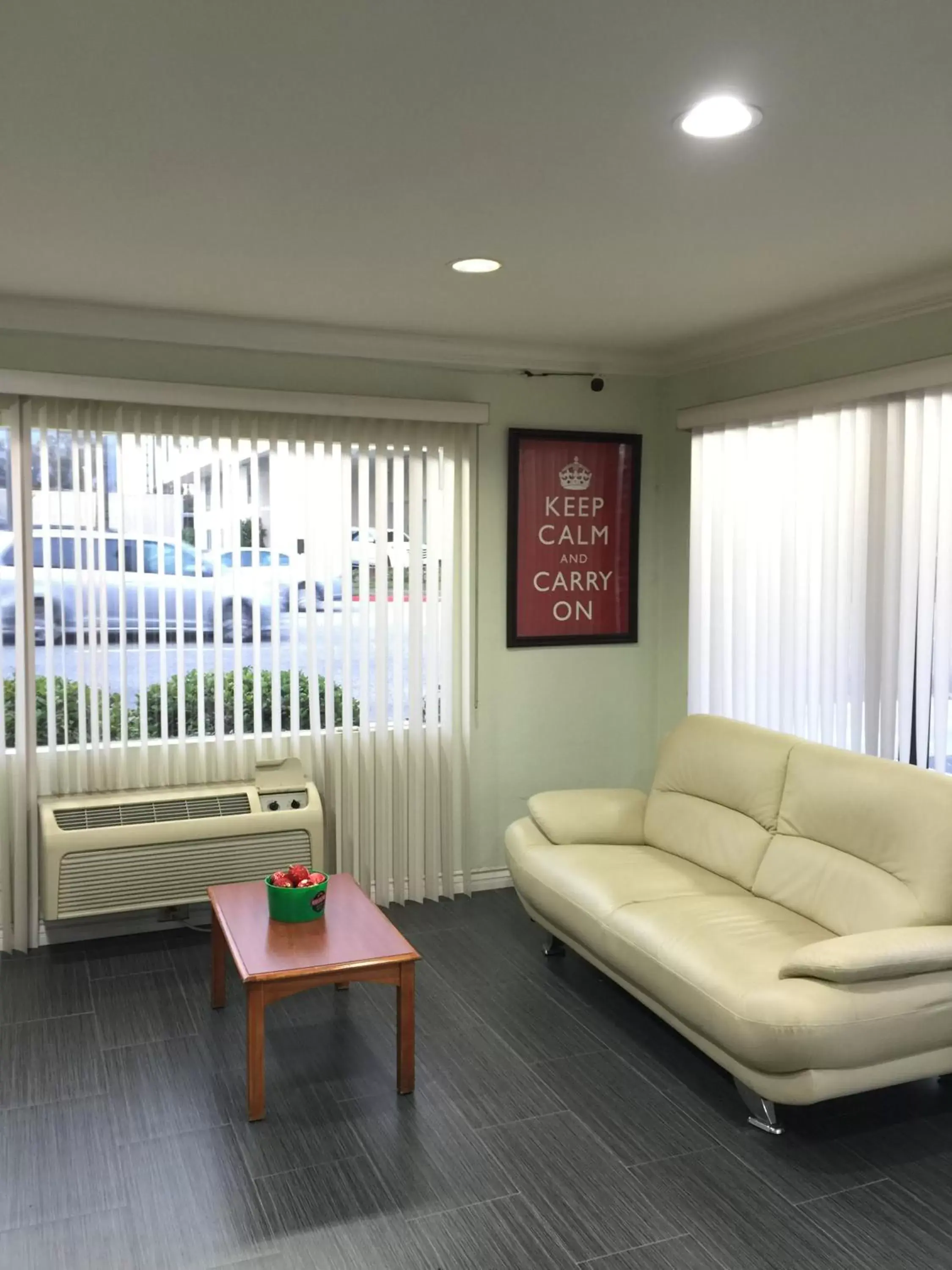 Day, Seating Area in Hi-Way Host Motel