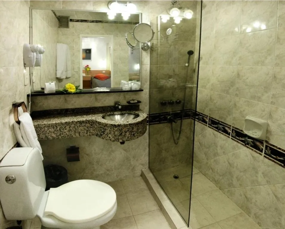 Shower in Sarmiento Palace Hotel