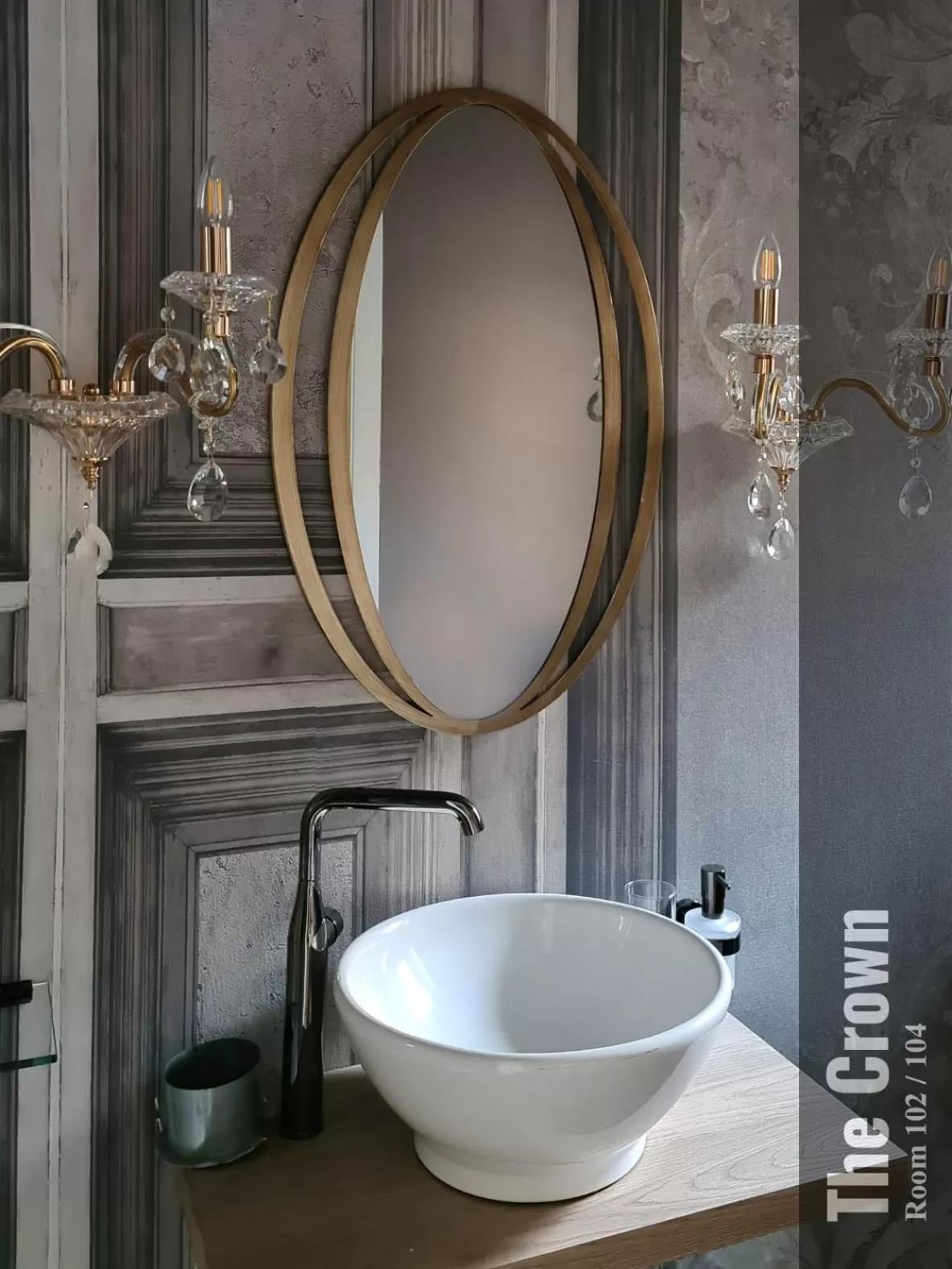 Shower in The Henry Self Check-In Guesthouse