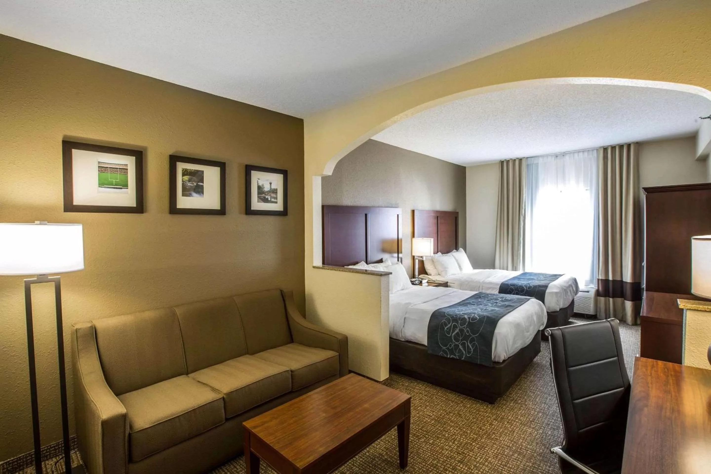Photo of the whole room, Bed in Quality Suites Morristown West