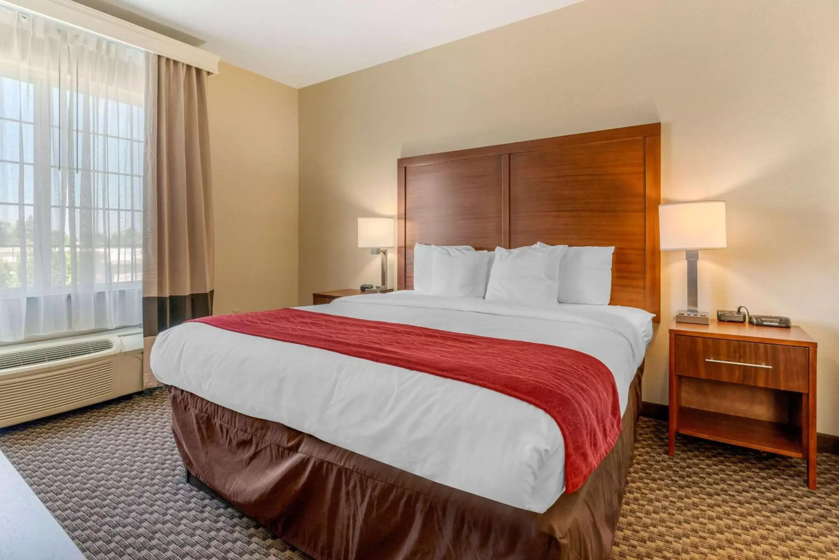 Photo of the whole room, Bed in Comfort Inn & Suites Galt – Lodi North