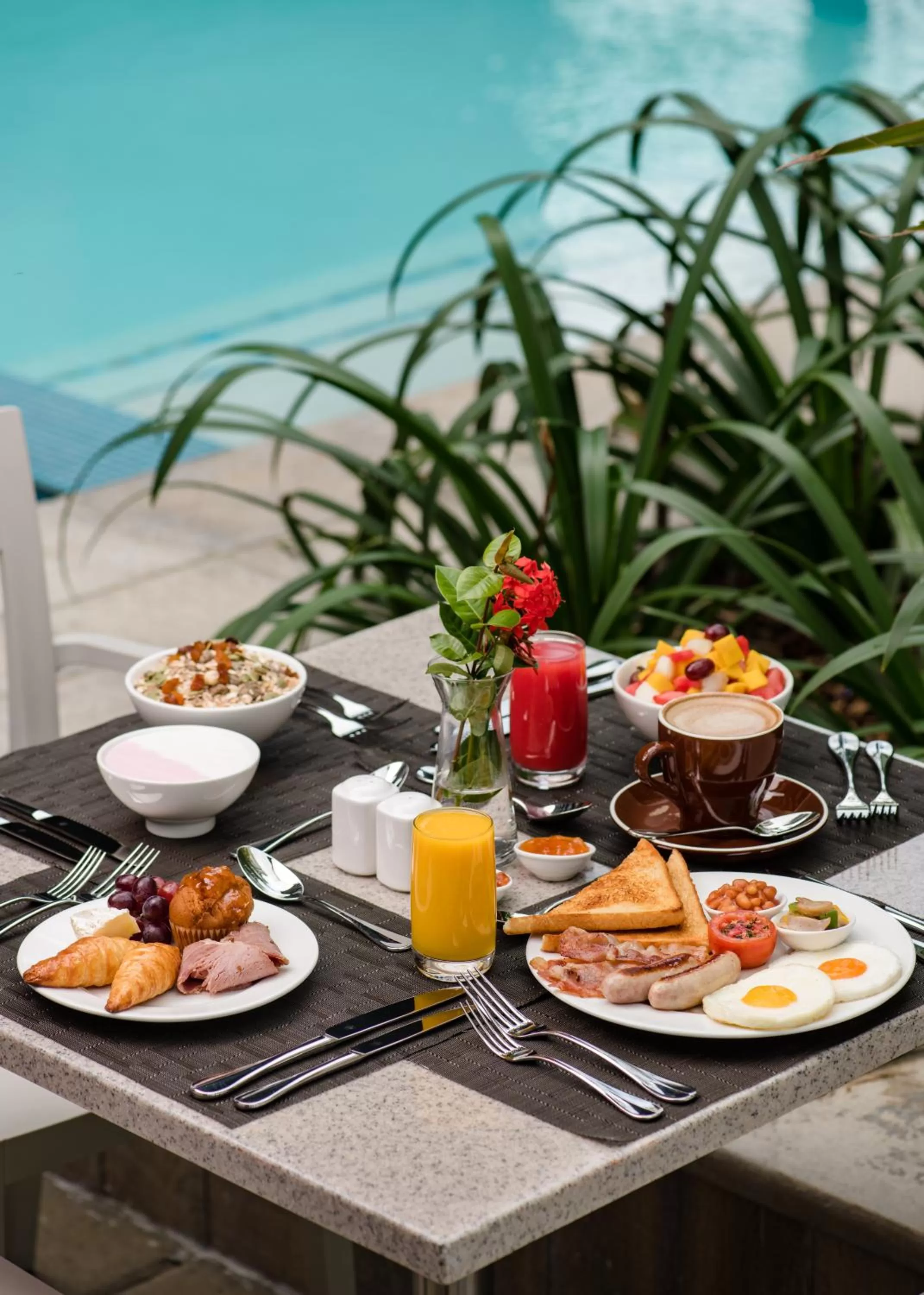 Restaurant/places to eat in Crowne Plaza - Dar Es Salaam by IHG