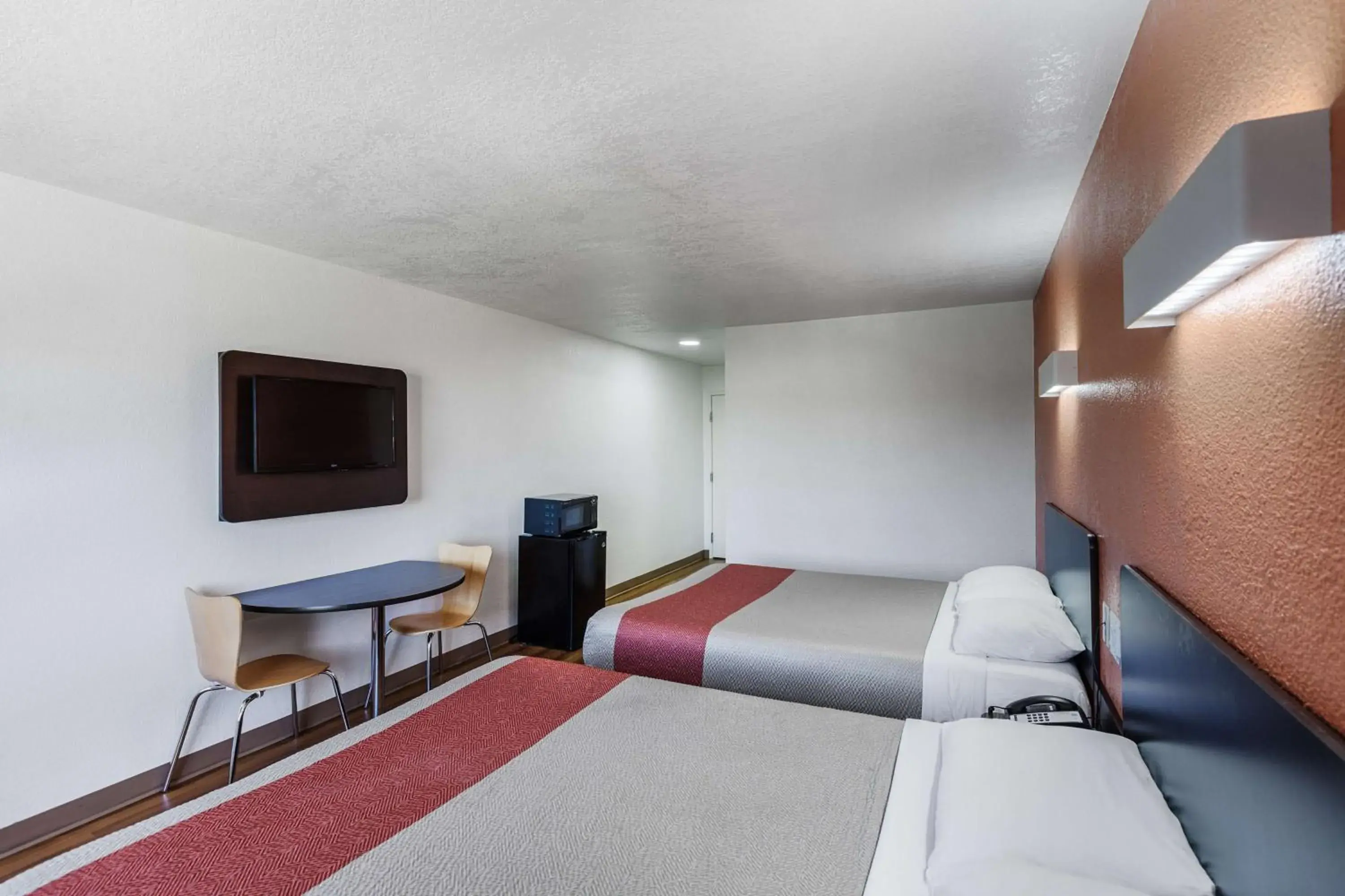 TV and multimedia, Bed in Motel 6-Bedford, TX - Fort Worth