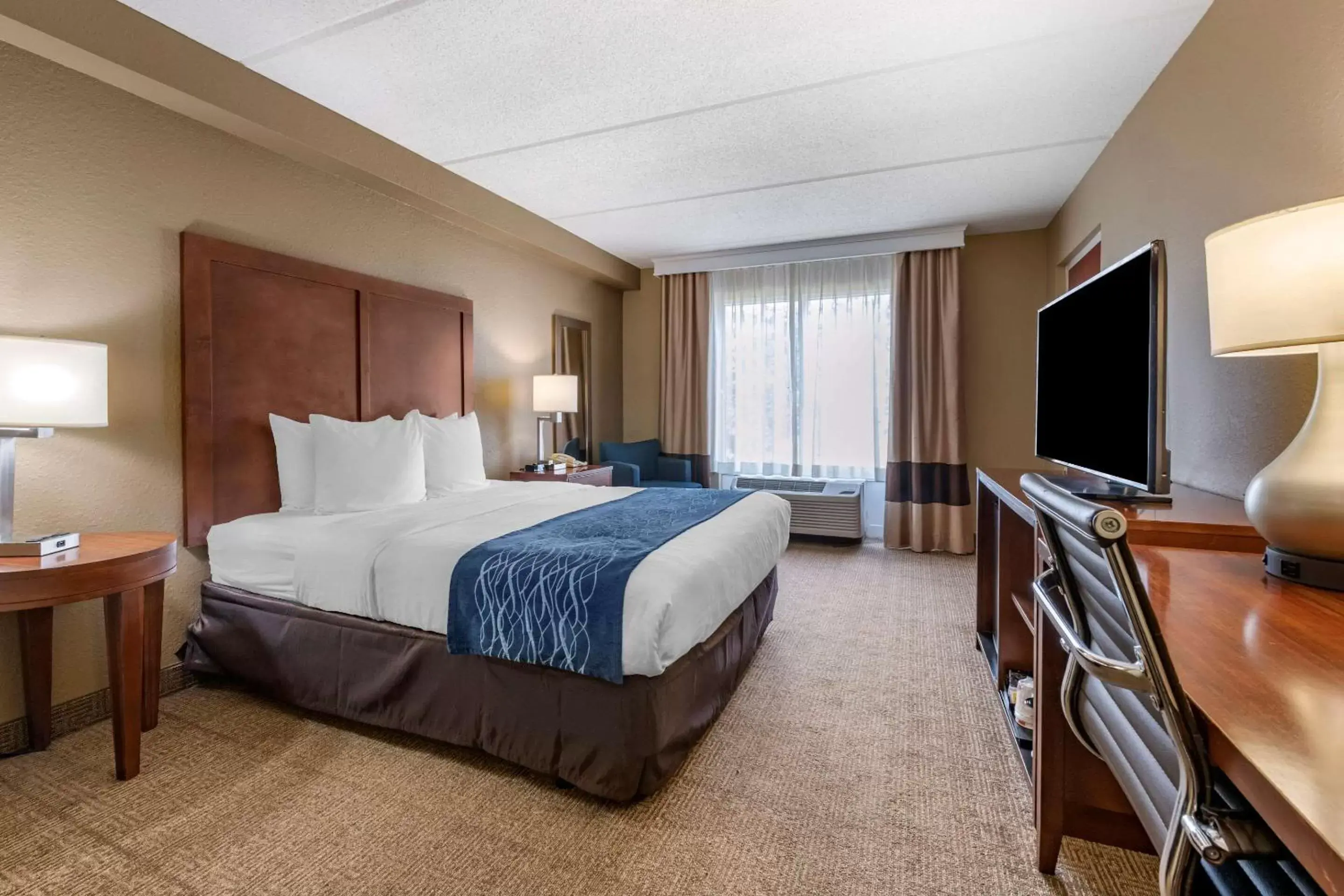 Bedroom, TV/Entertainment Center in Comfort Inn & Suites Orlando North