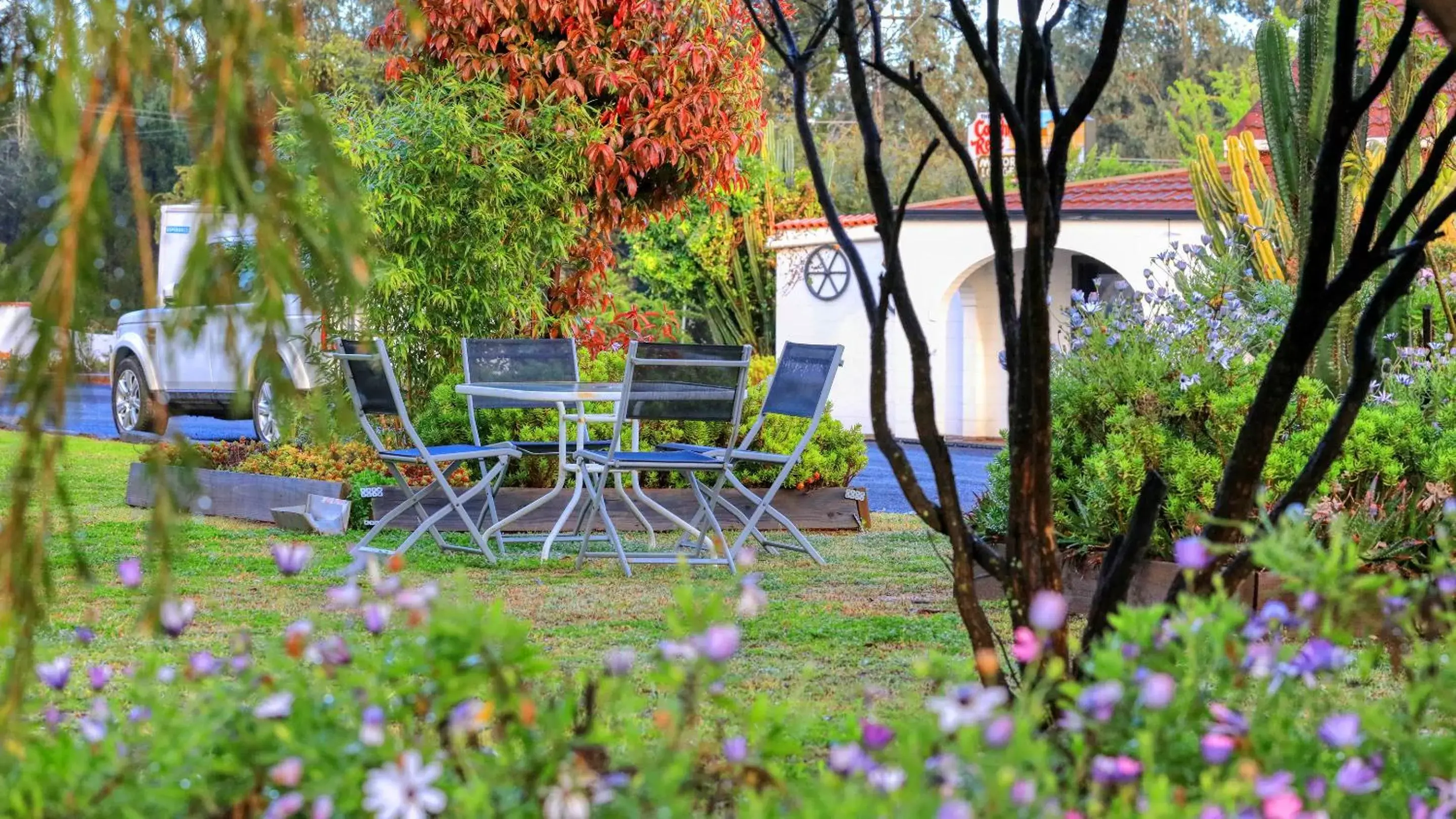 Seating area in Azalea Motel