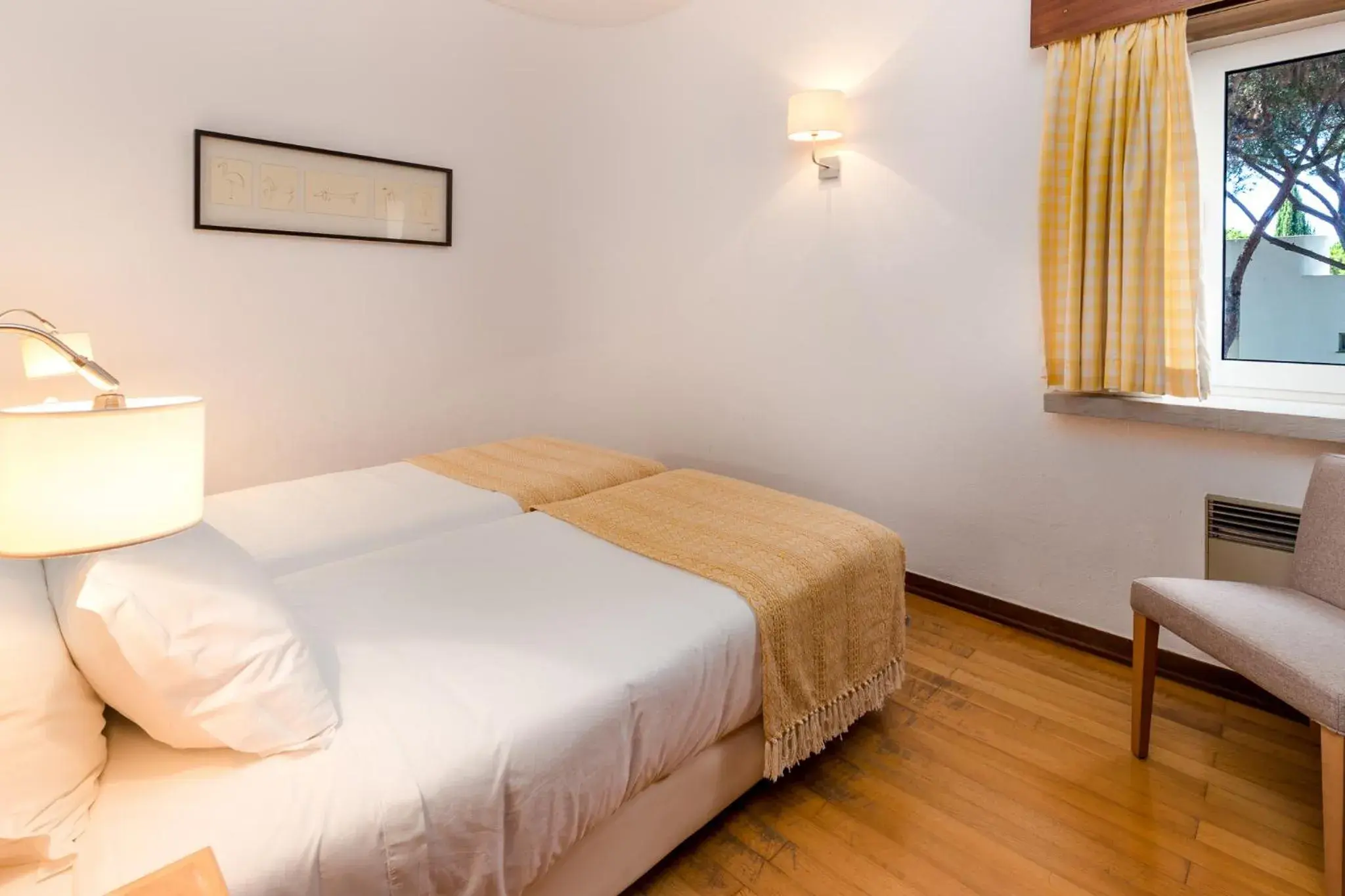 Bedroom, Bed in Apartamentos Turisticos Pinhal Da Marina Bedroom, Bed in Apartamentos Turisticos Pinhal Da Marina