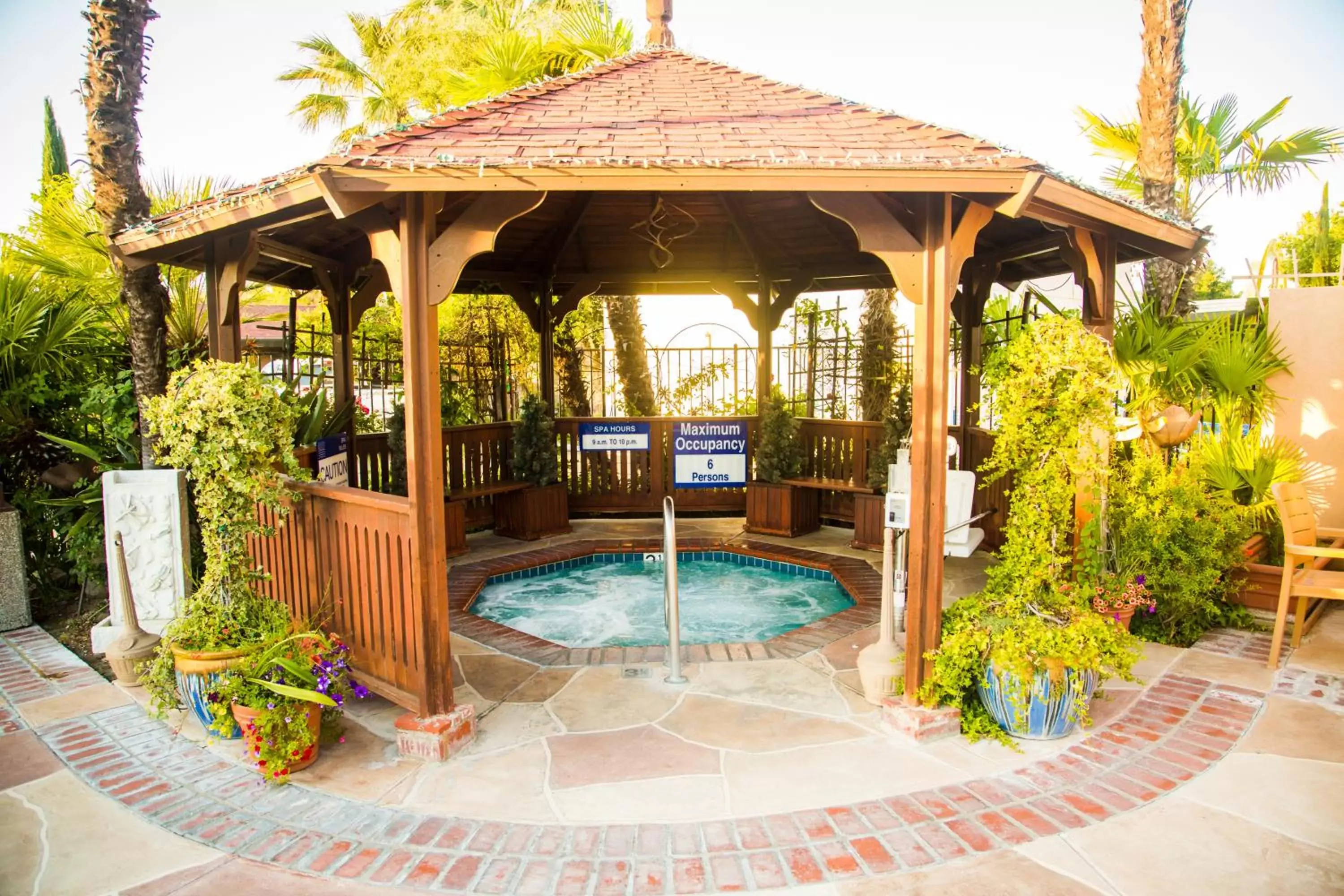 Swimming Pool in Adelaide Inn