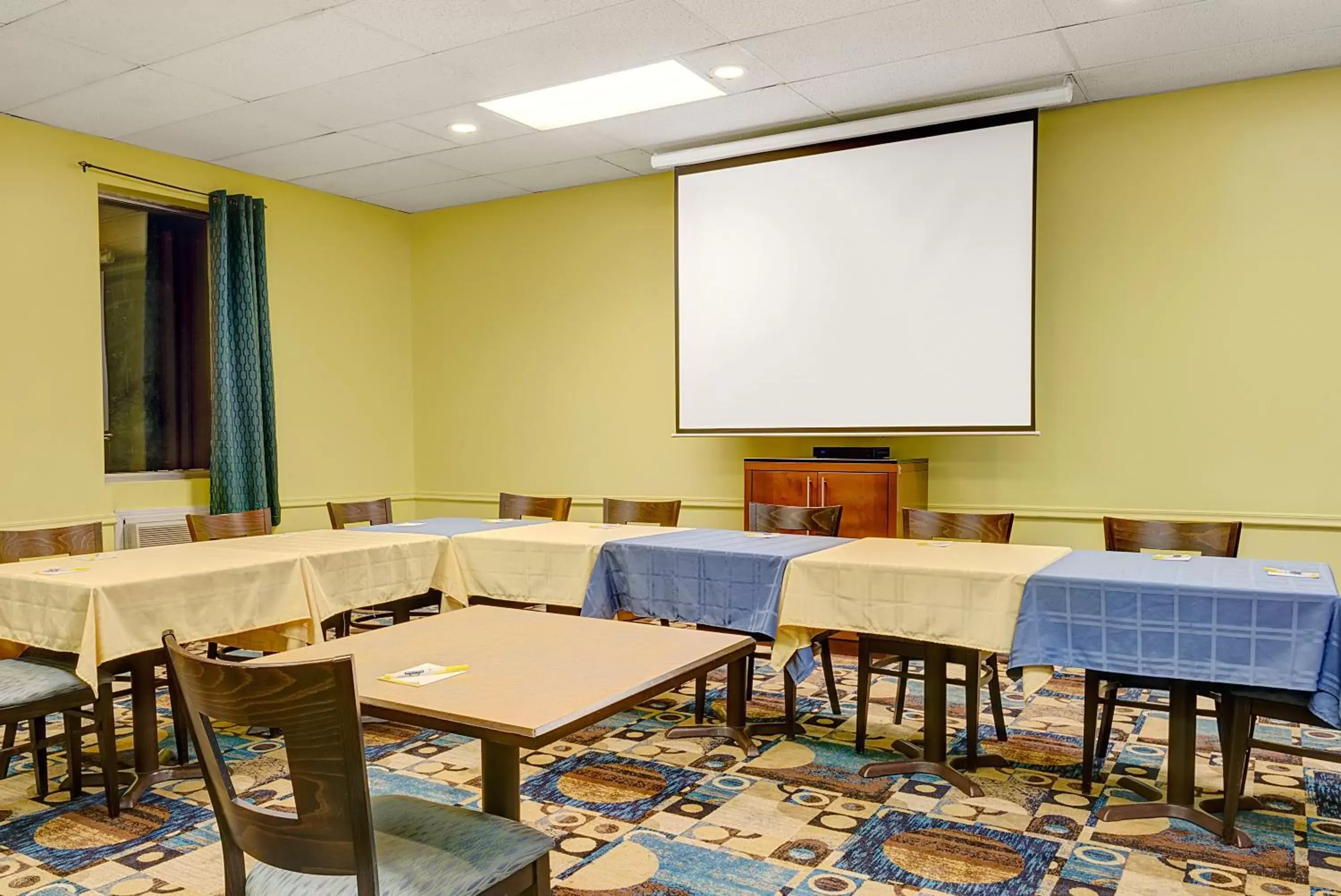 Meeting/conference room in Days Inn by Wyndham Southington