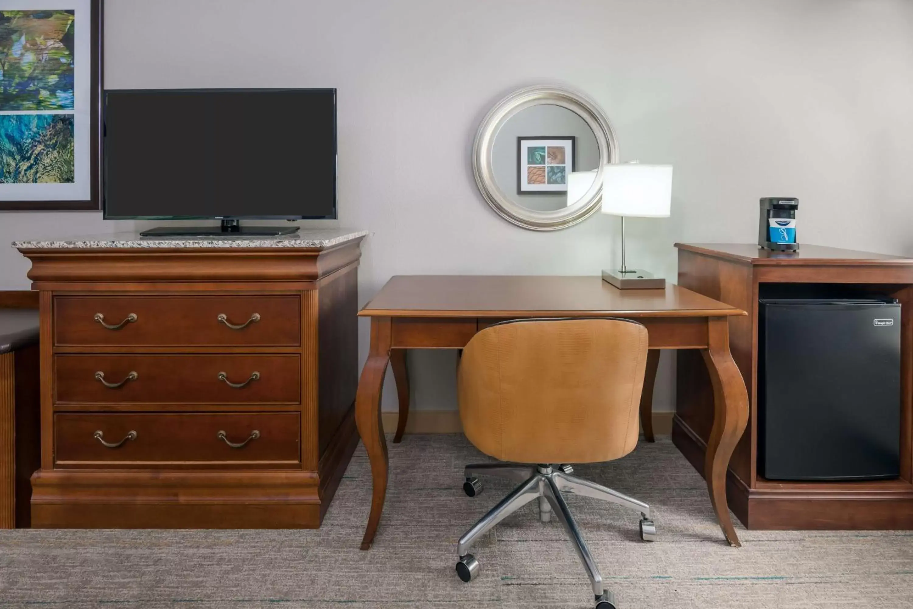 Bedroom, TV/Entertainment Center in Hampton Inn Hartford Airport