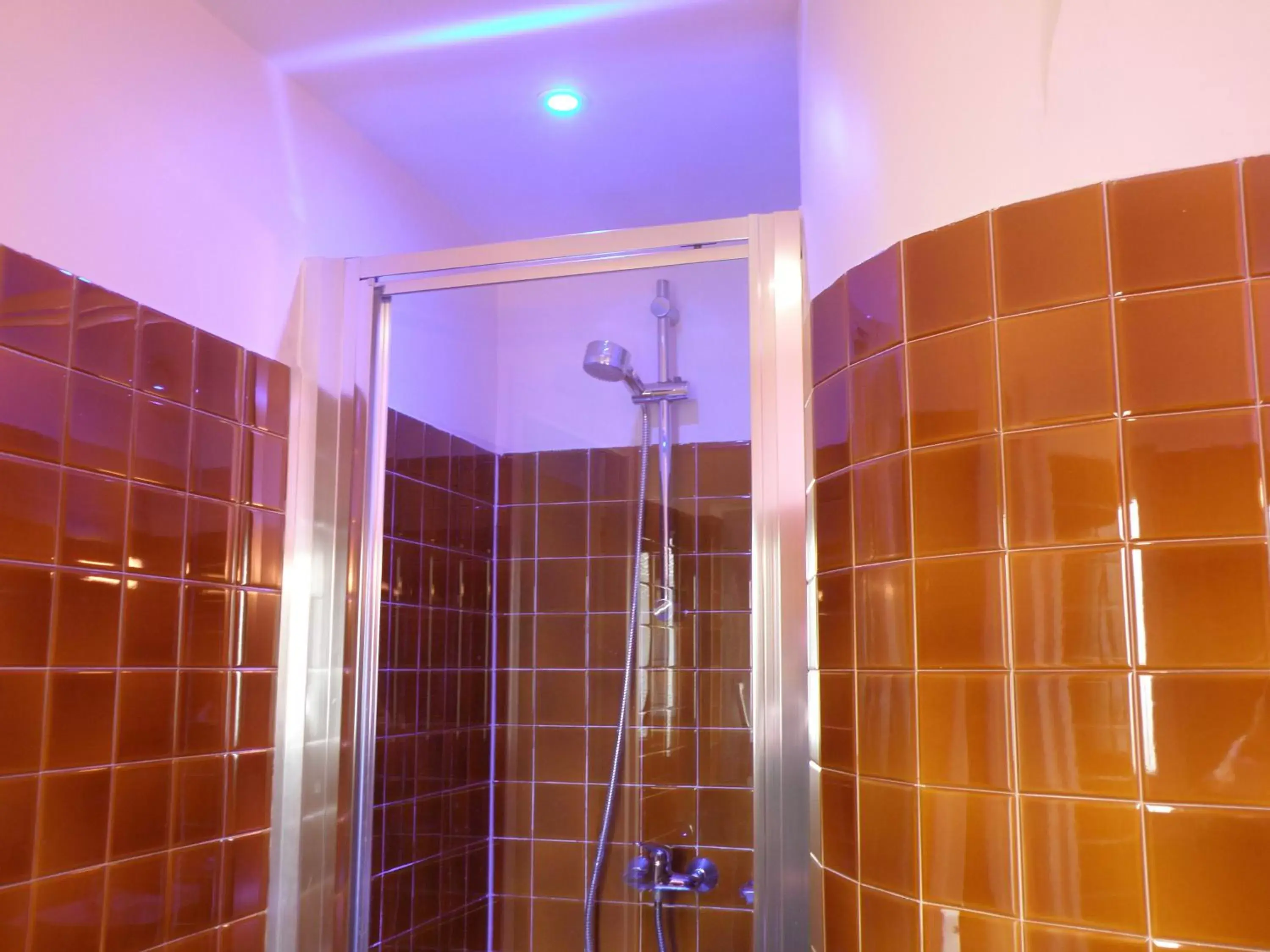 Bathroom in Hotel Eden Montmartre