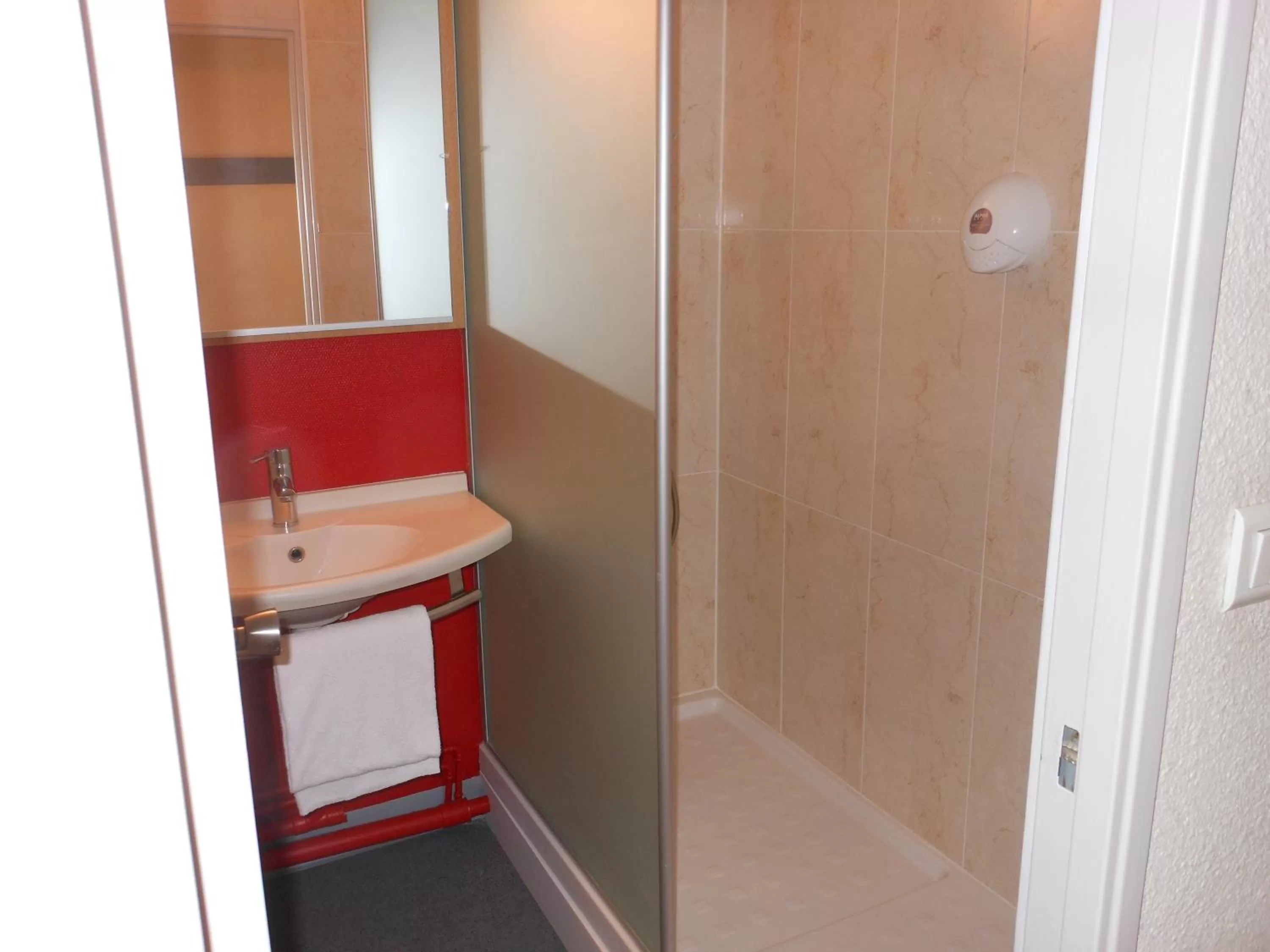 Bathroom in B&B HOTEL Toulouse Centre Canal du Midi