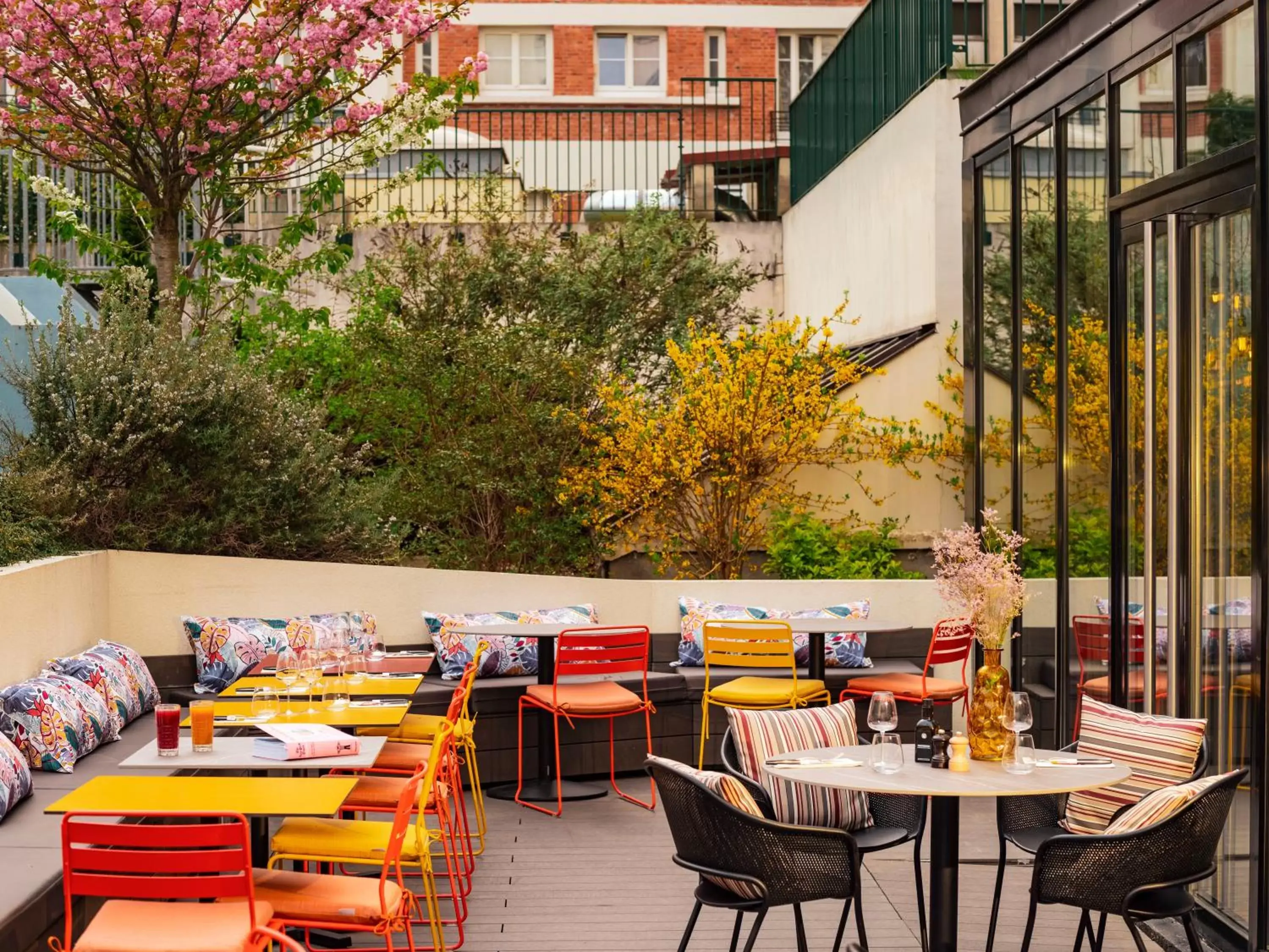 Patio, Restaurant/Places to Eat in Novotel Paris Vaugirard Montparnasse
