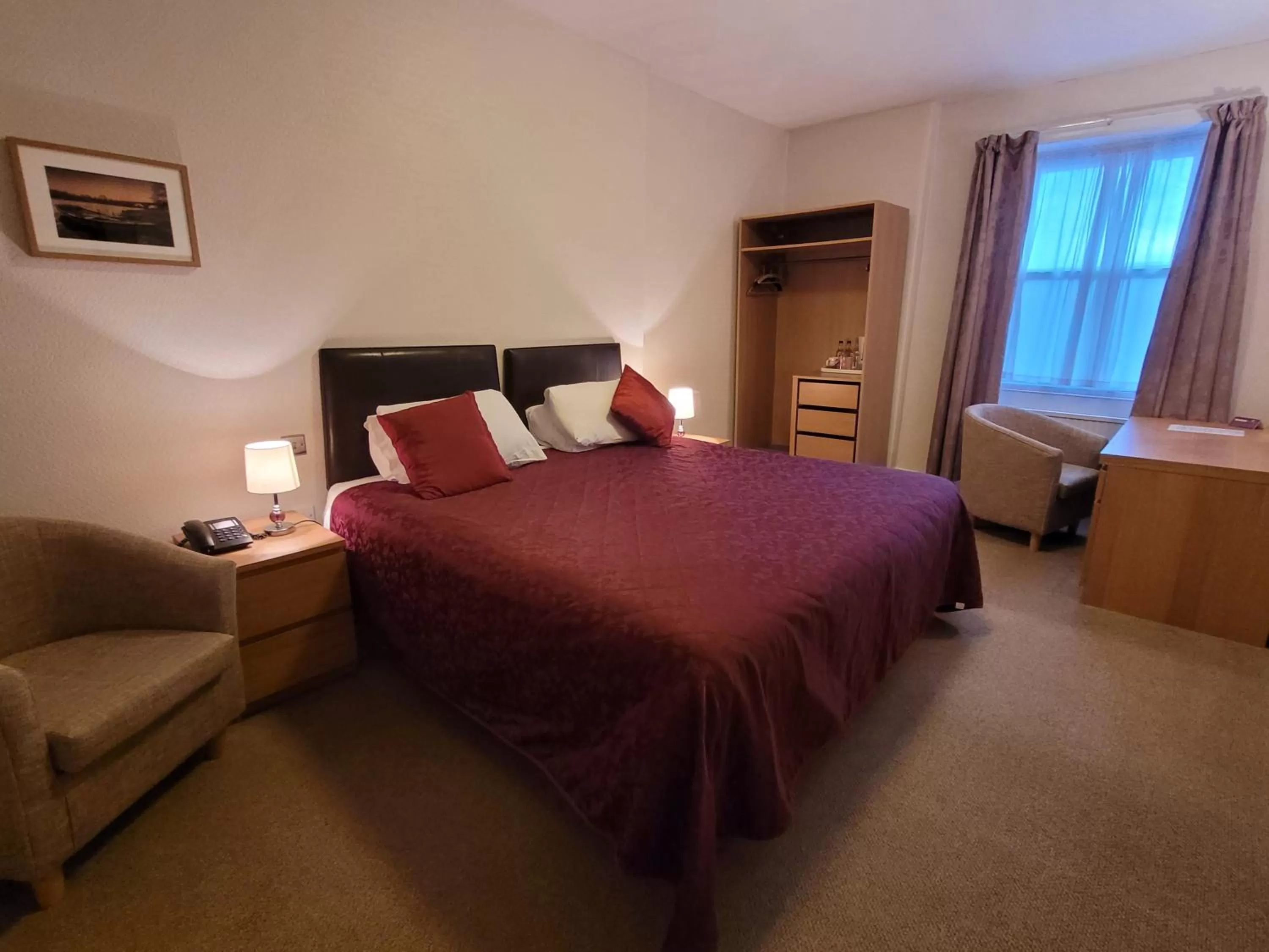 Bedroom, Bed in Cross Keys Hotel, Kelso