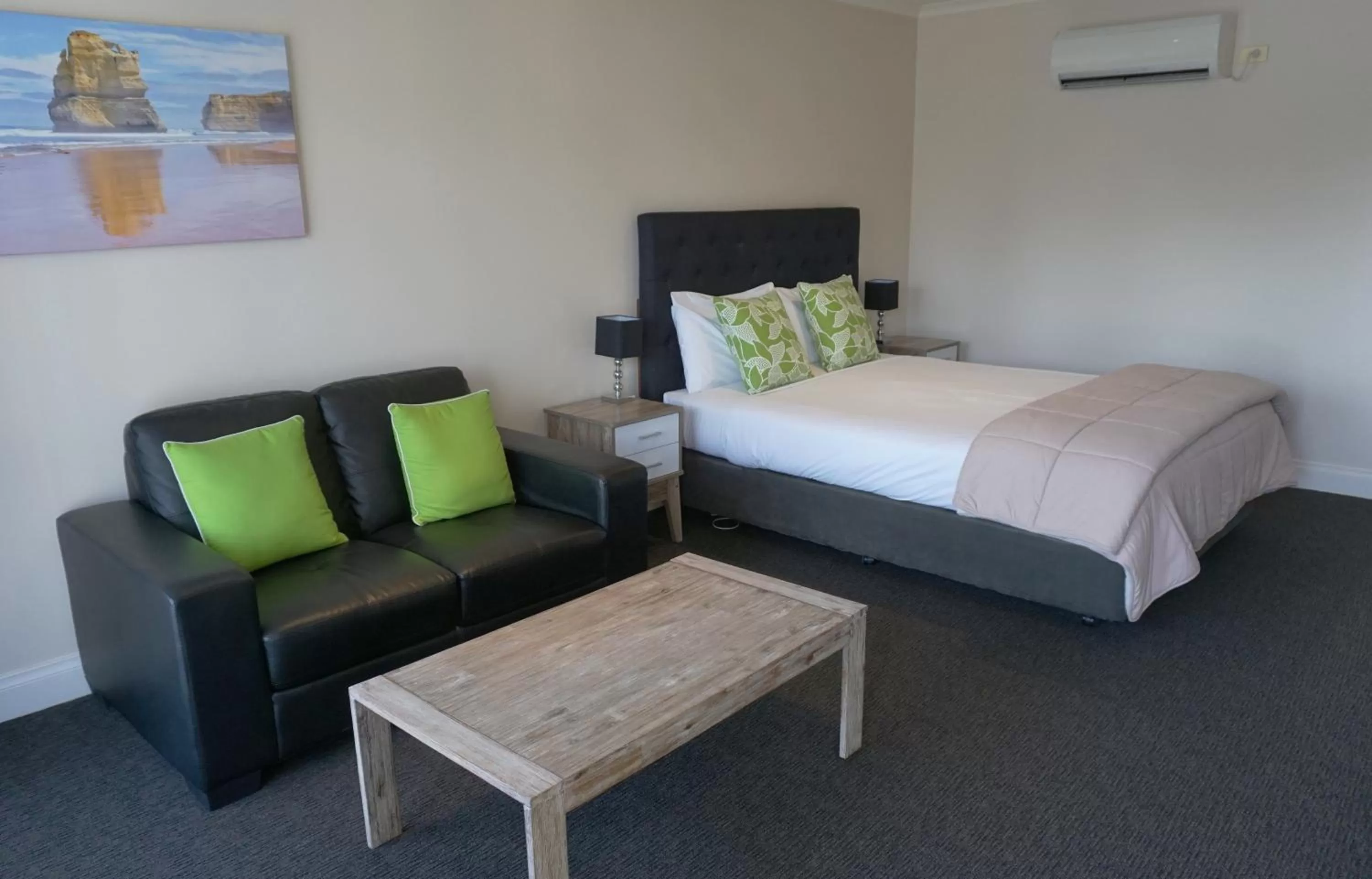 Bed in Ashmont Motel and Apartments