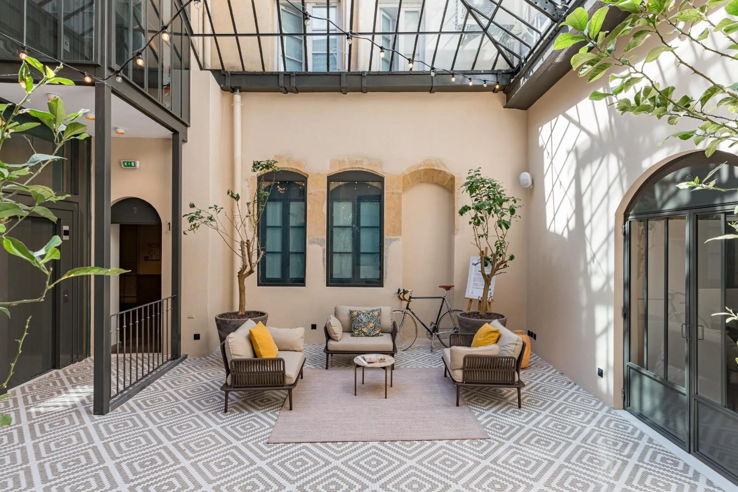 Patio in Le Phénix Hôtel