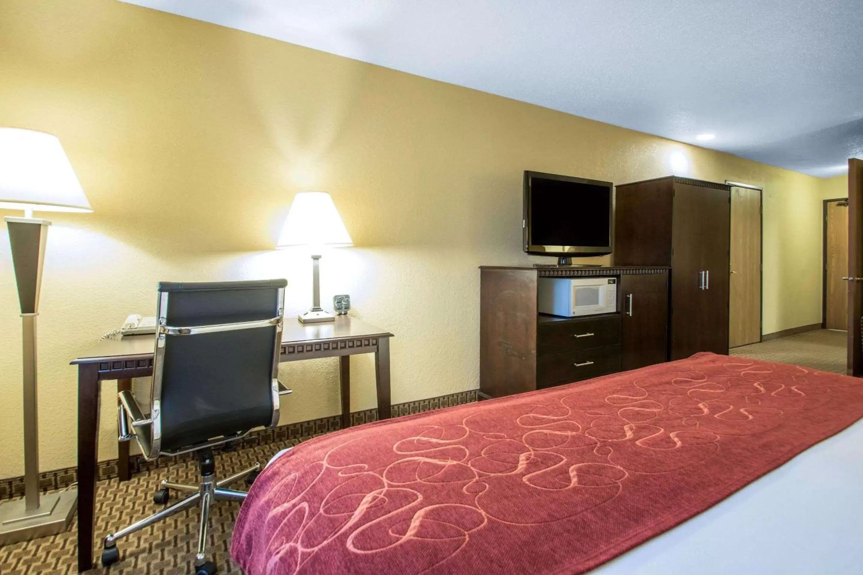 Bed, TV/Entertainment Center in Comfort Suites Wisconsin Dells Area