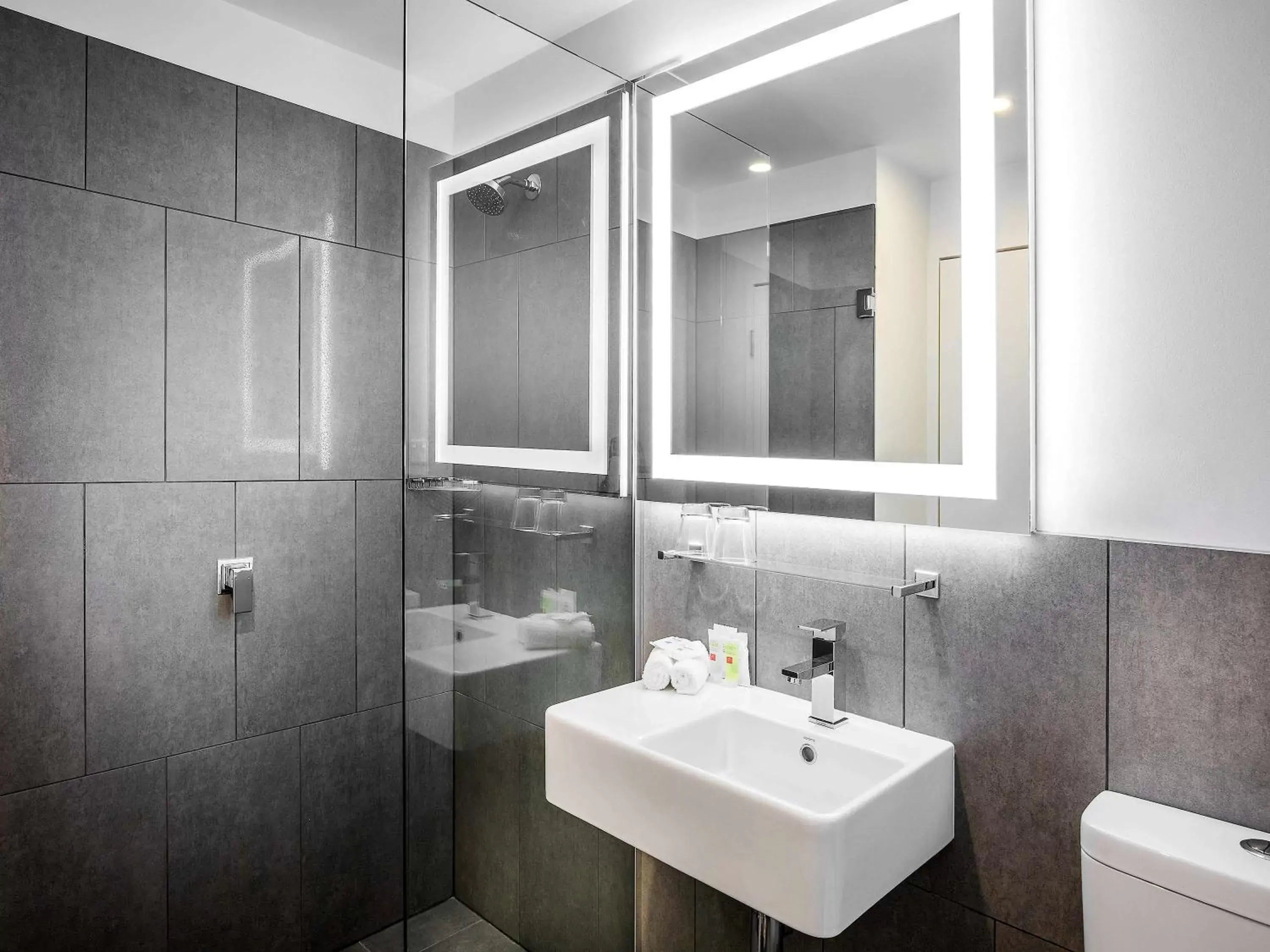 Photo of the whole room, Bathroom in ibis Styles Brisbane Elizabeth Street