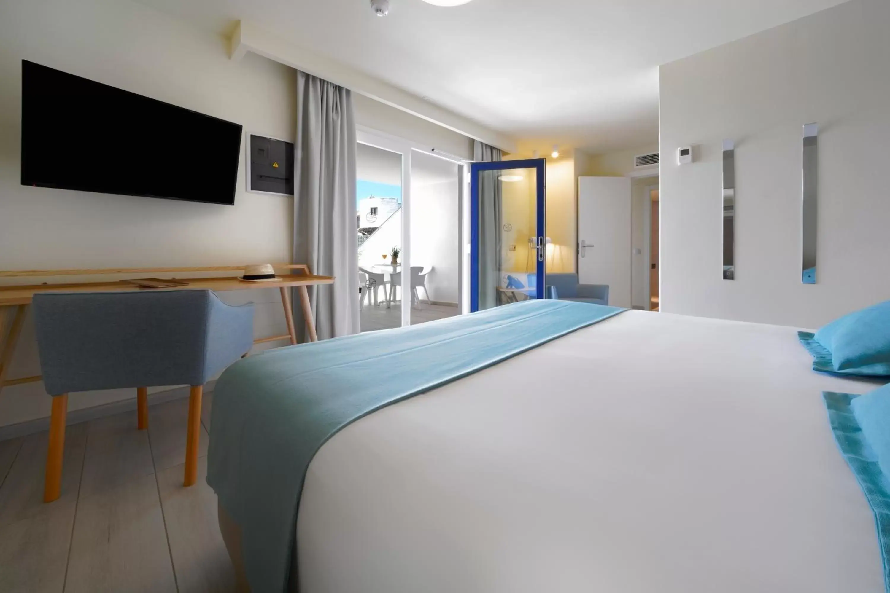 Communal lounge/ TV room, Bed in Aqua Suites