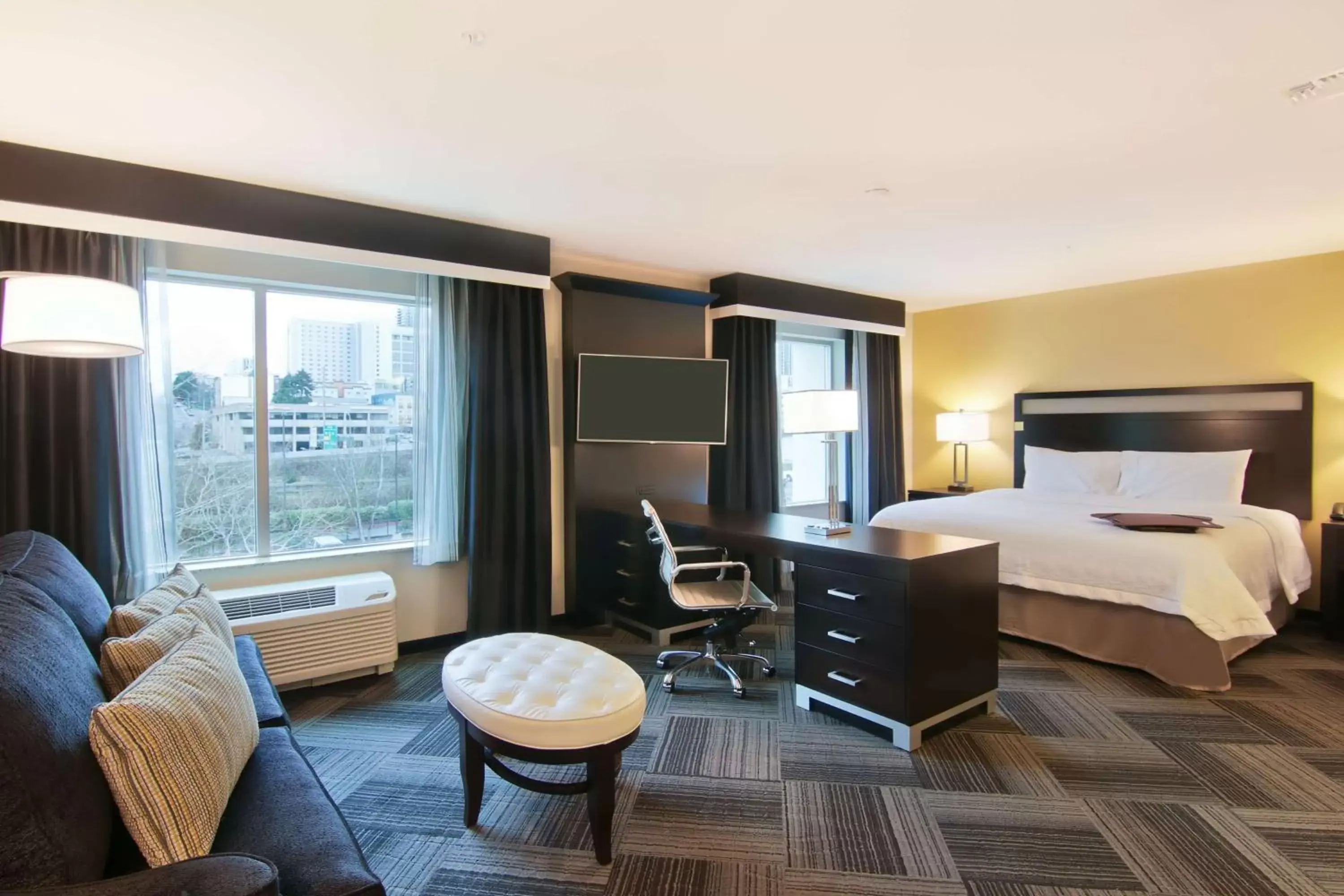 Bed in Hampton Inn & Suites Bellevue Downtown/Seattle Bed in Hampton Inn & Suites Bellevue Downtown/Seattle
