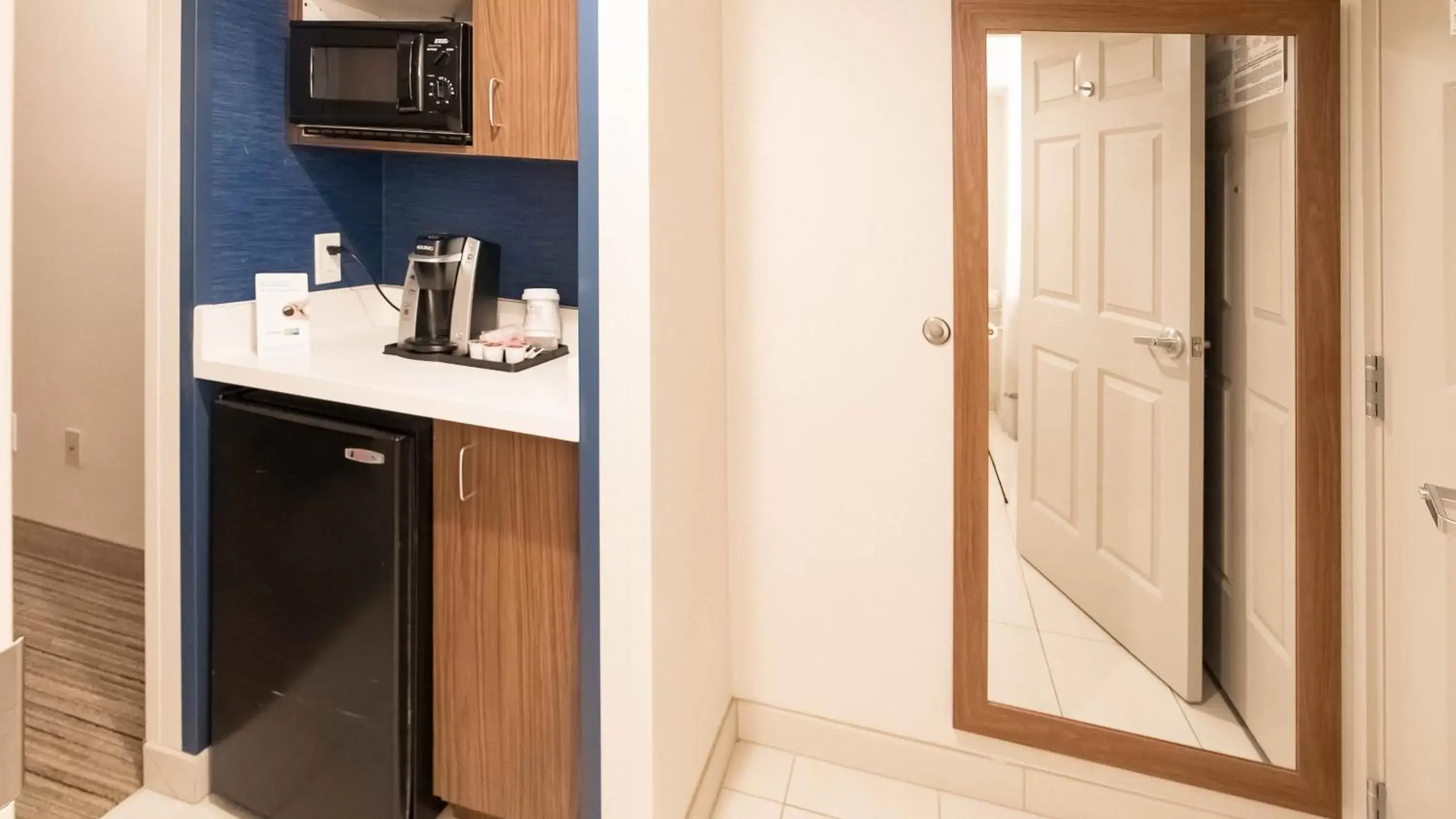 Photo of the whole room, Kitchen/Kitchenette in Holiday Inn Express Porterville, an IHG Hotel