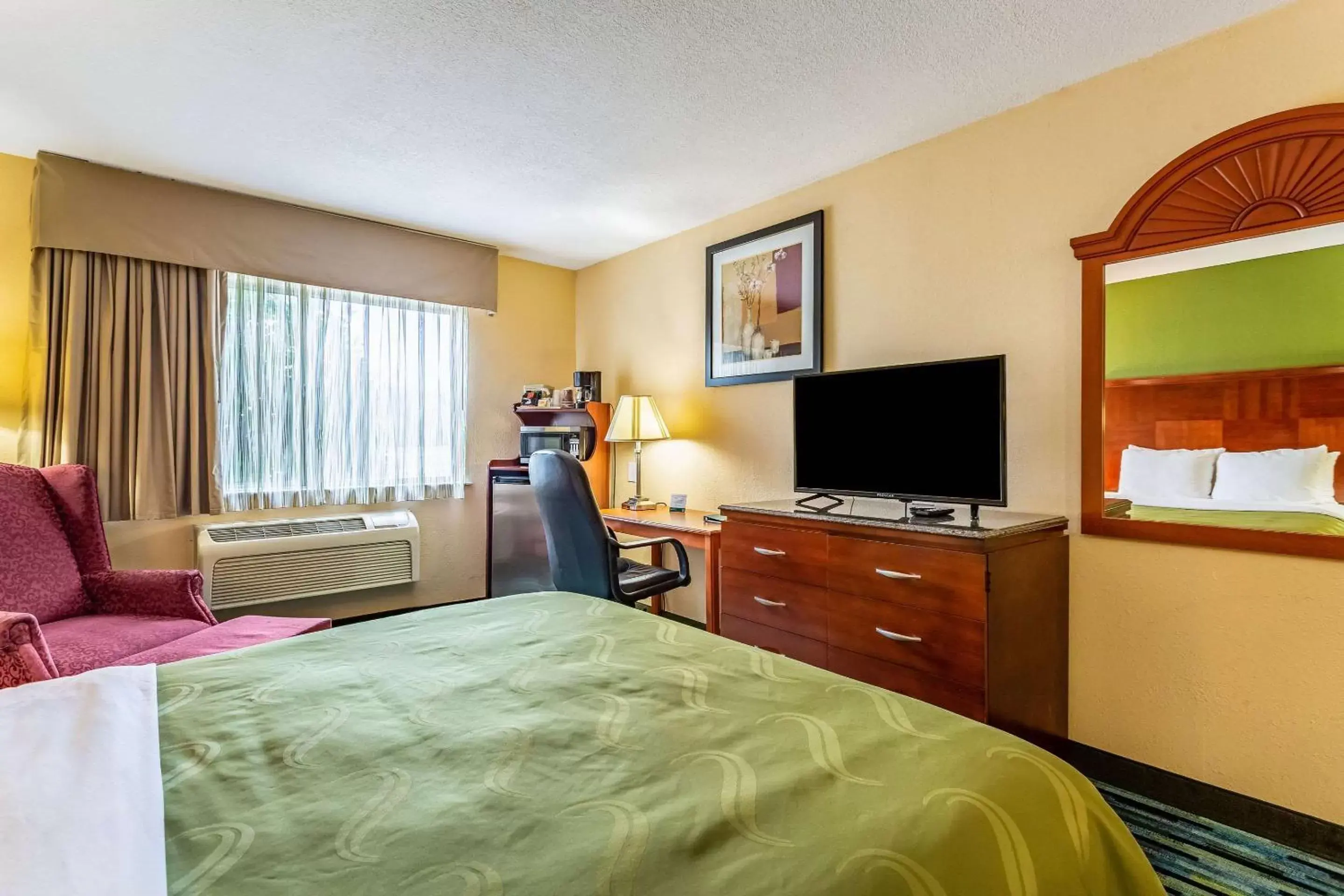 Photo of the whole room, TV/Entertainment Center in Quality Inn Los Lunas