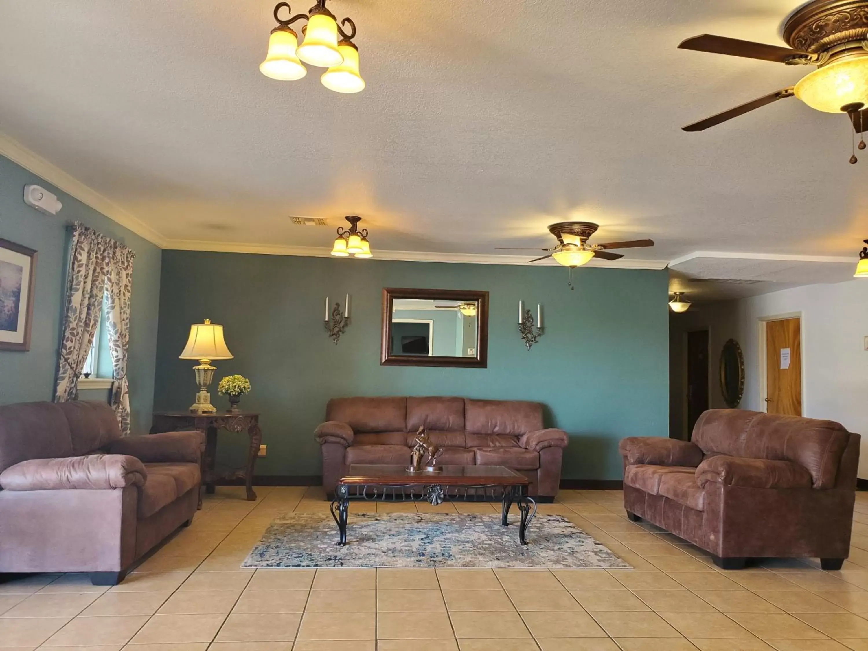 Lobby or reception, Seating Area in Candlelight Inn & Suites Hwy 69 near McAlester