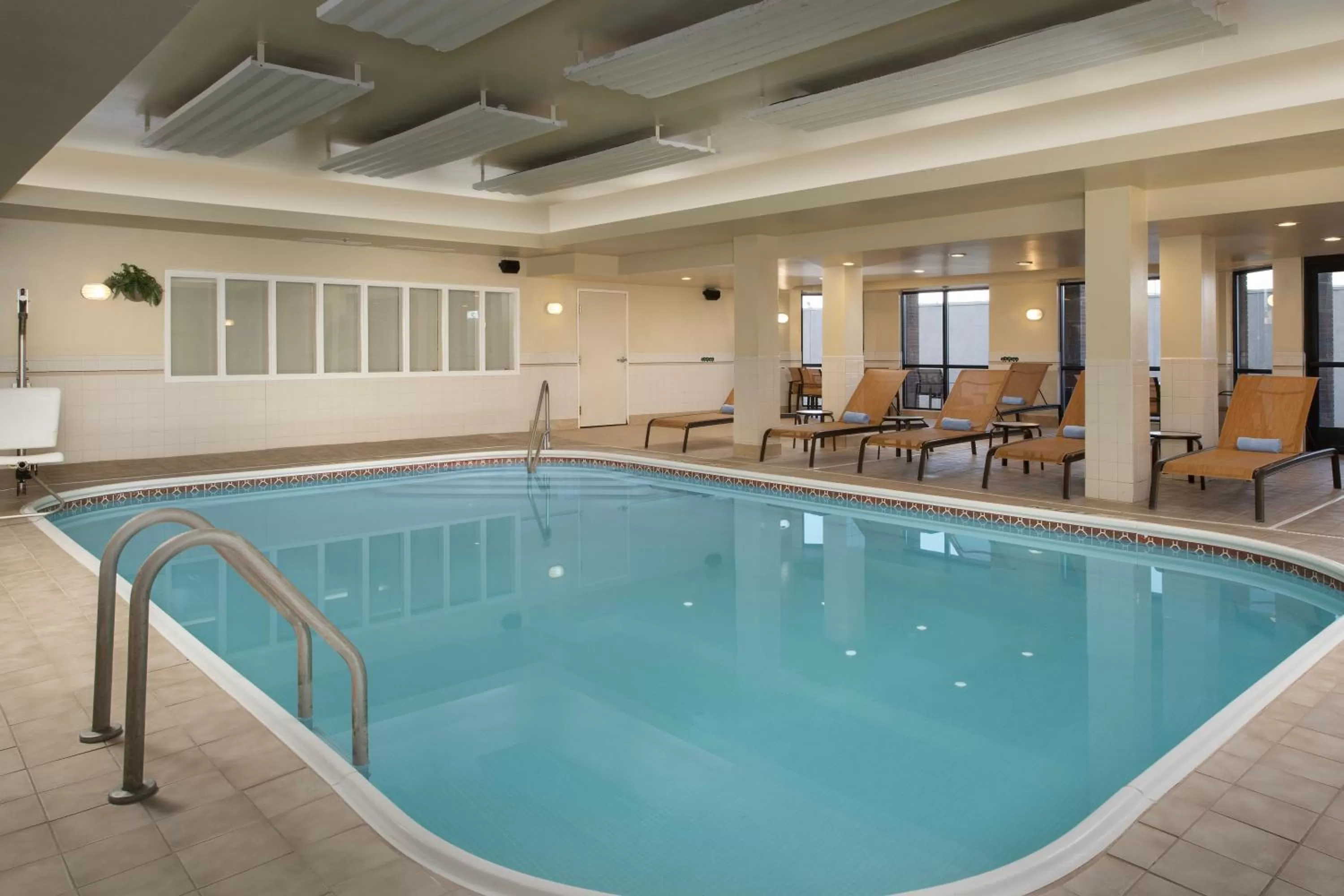 Swimming pool in Courtyard by Marriott Dayton Beavercreek