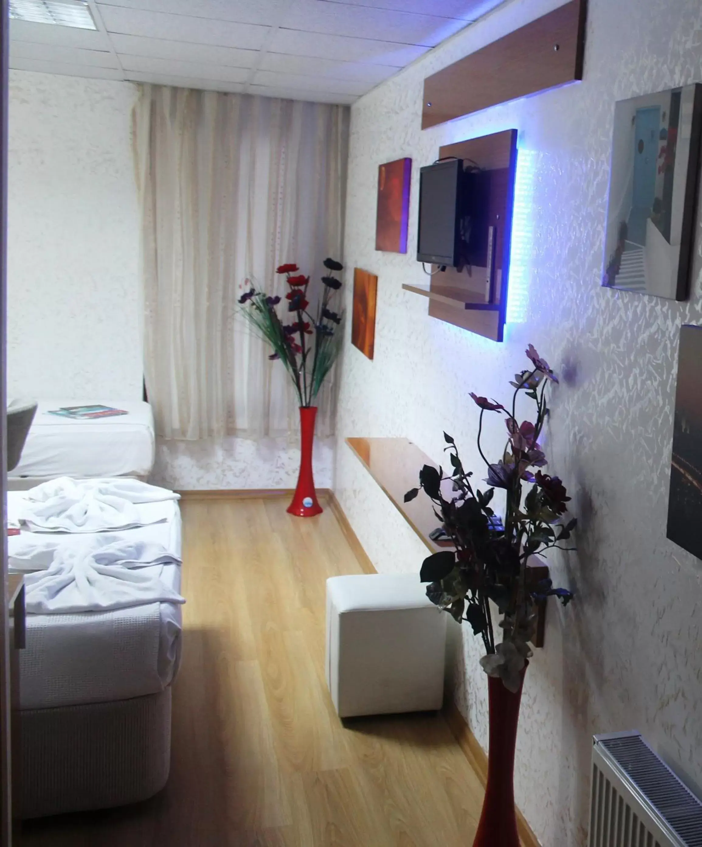 Photo of the whole room, TV/Entertainment Center in Avcılar İnci Hotel