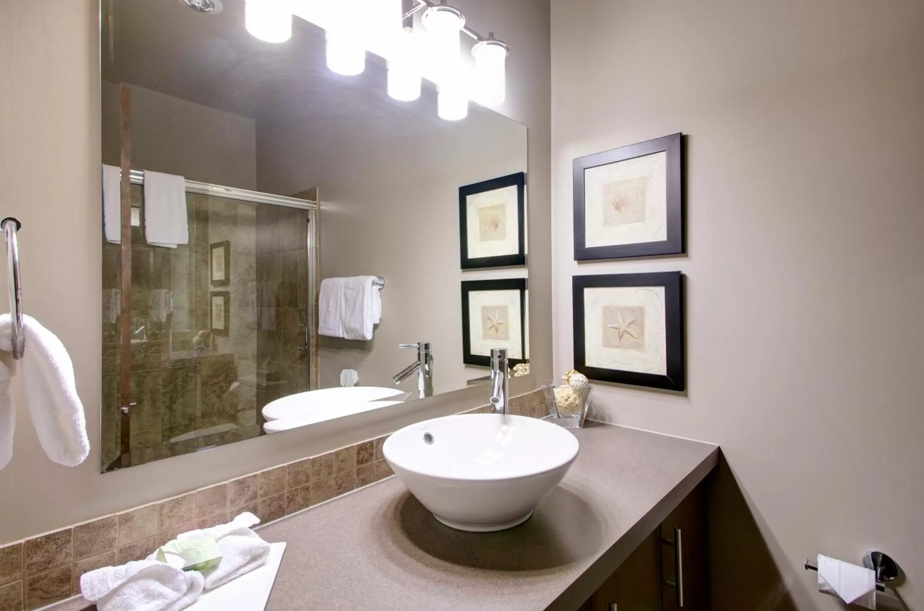 Bathroom in Sunrise Ridge Waterfront Resort